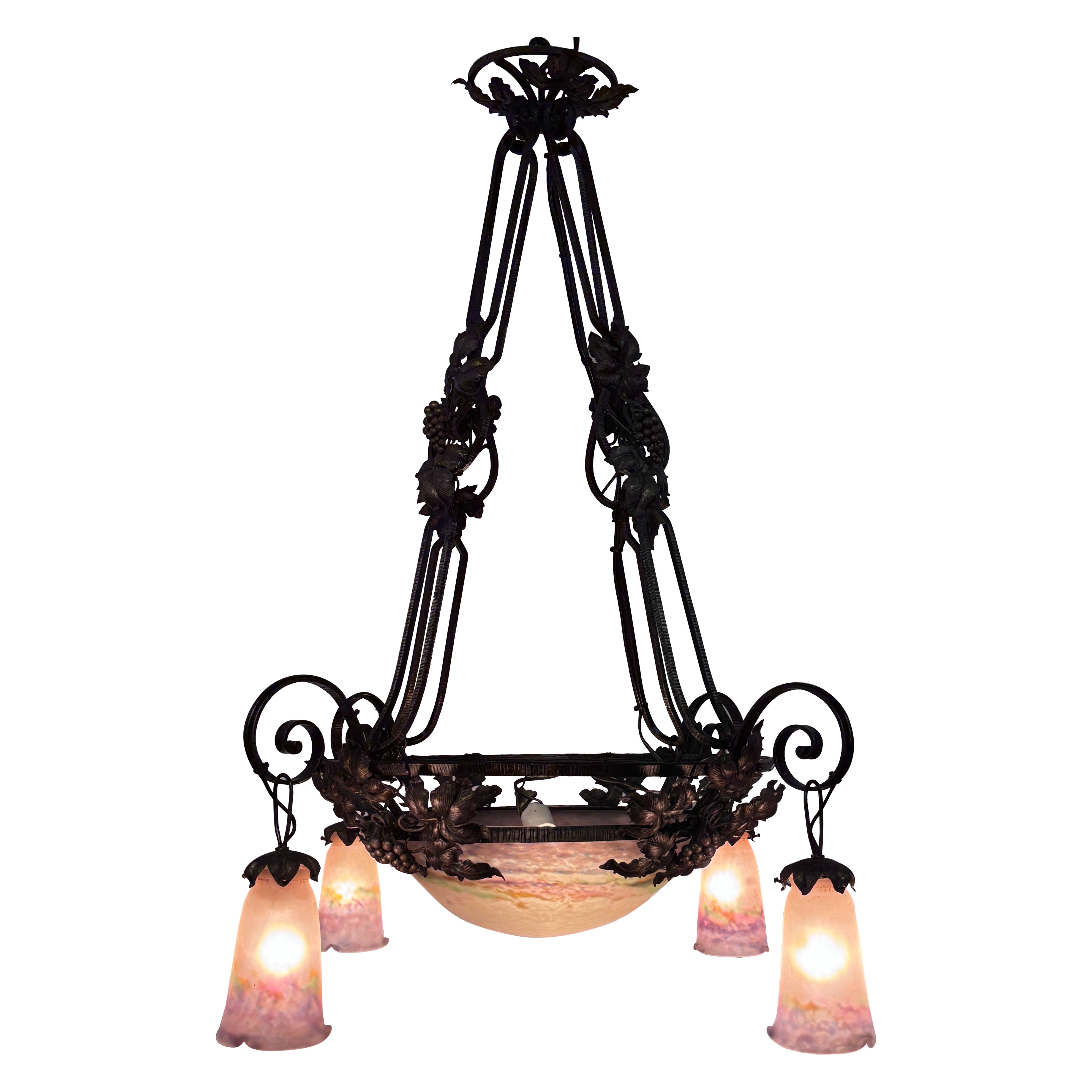 Lampadario in ferro battuto e vetro artistico Muller Frères Art Deco, Francia 1920