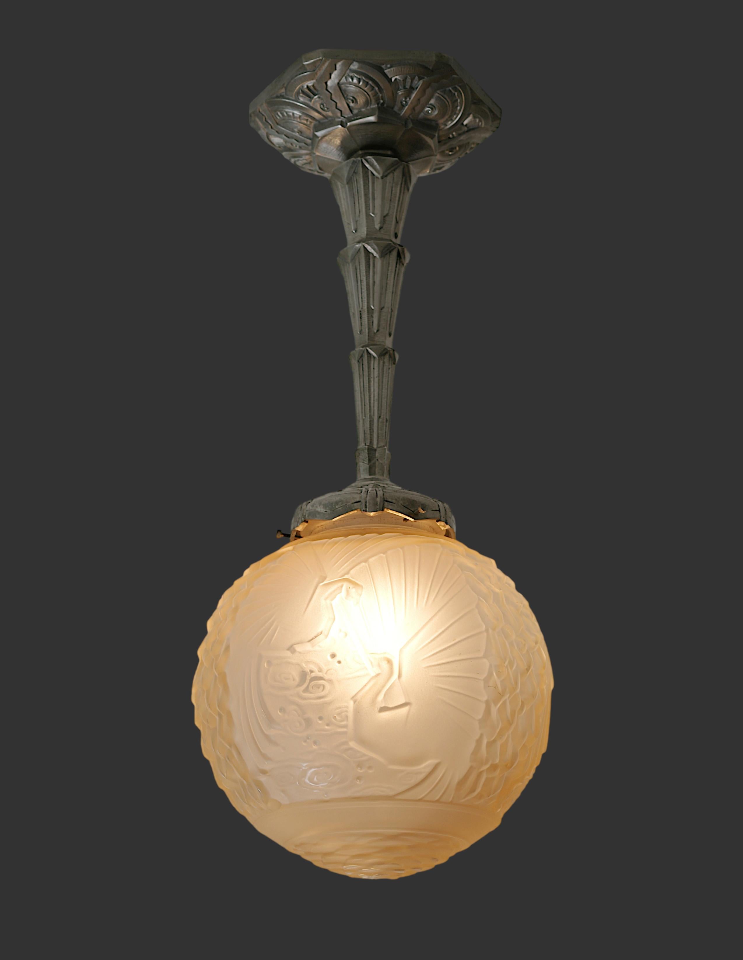 Plafoniera francese Art Déco di MULLER FRERES (Luneville), Francia, 1920 circa. Vetro e bronzo. Il paralume in vetro rosa smerigliato, spesso e grande, è abbinato a una splendida montatura argentata. Si illumina dal rosa all'albicocca a seconda del