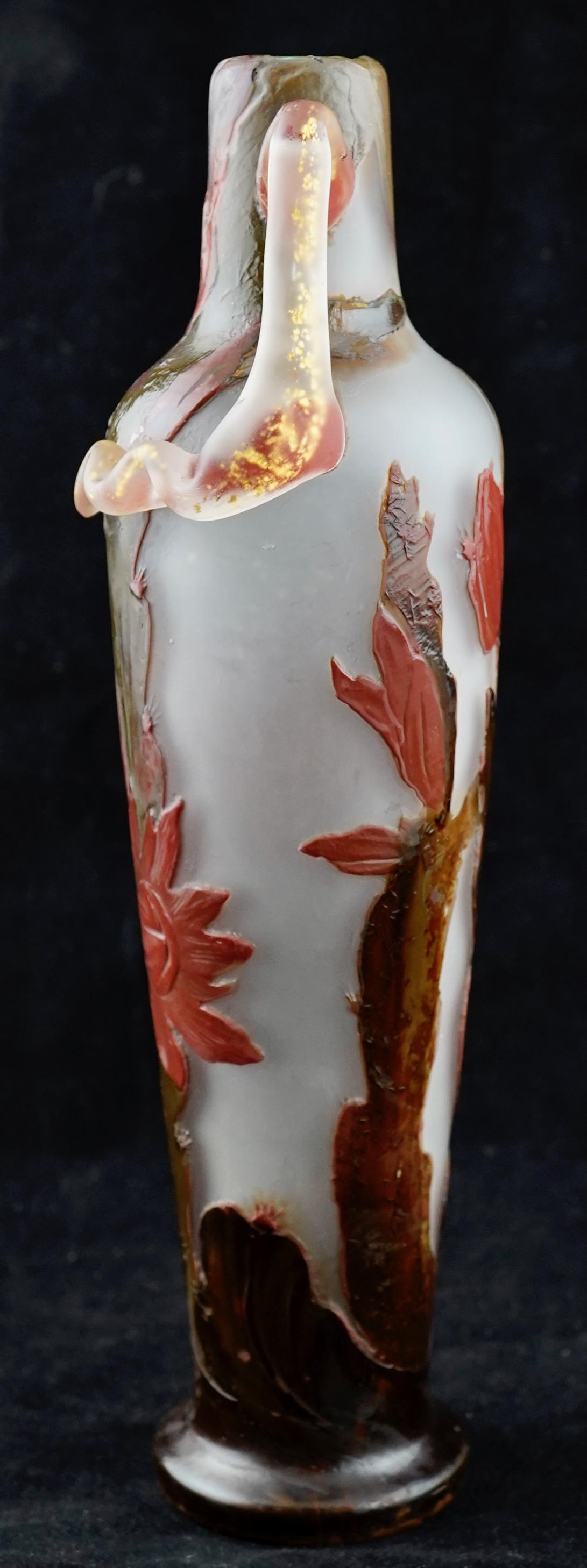 Art nouveau I. Muller  Vase en verre camée de Frères, taillé à la roue et appliqué en vente