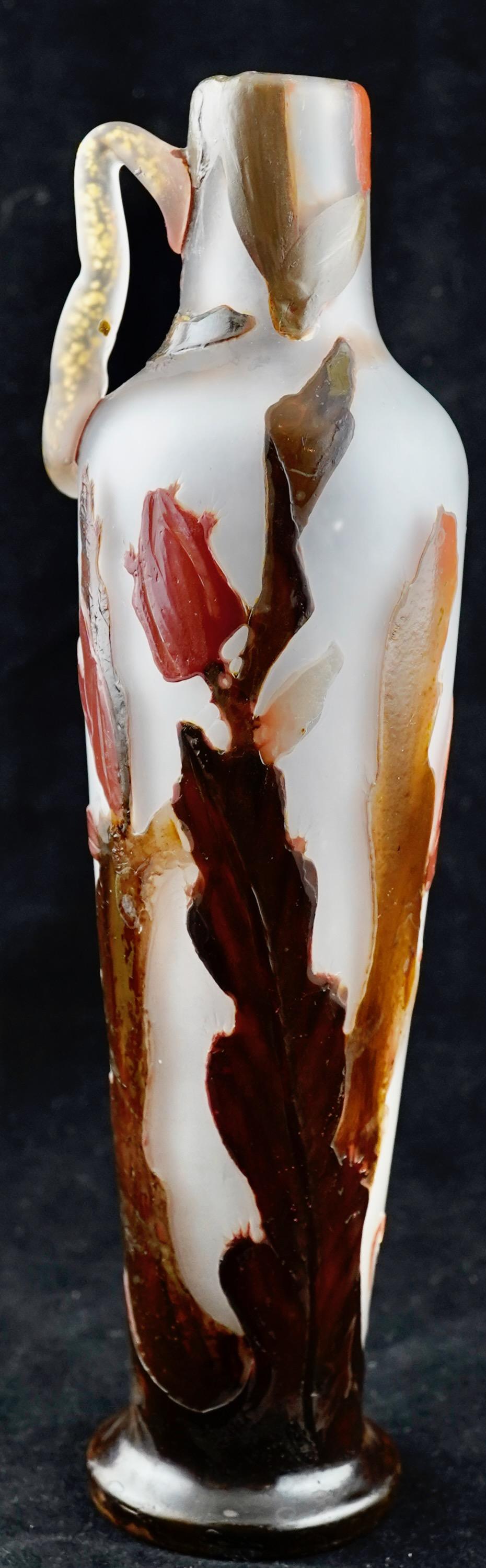 Français I. Muller  Vase en verre camée de Frères, taillé à la roue et appliqué en vente