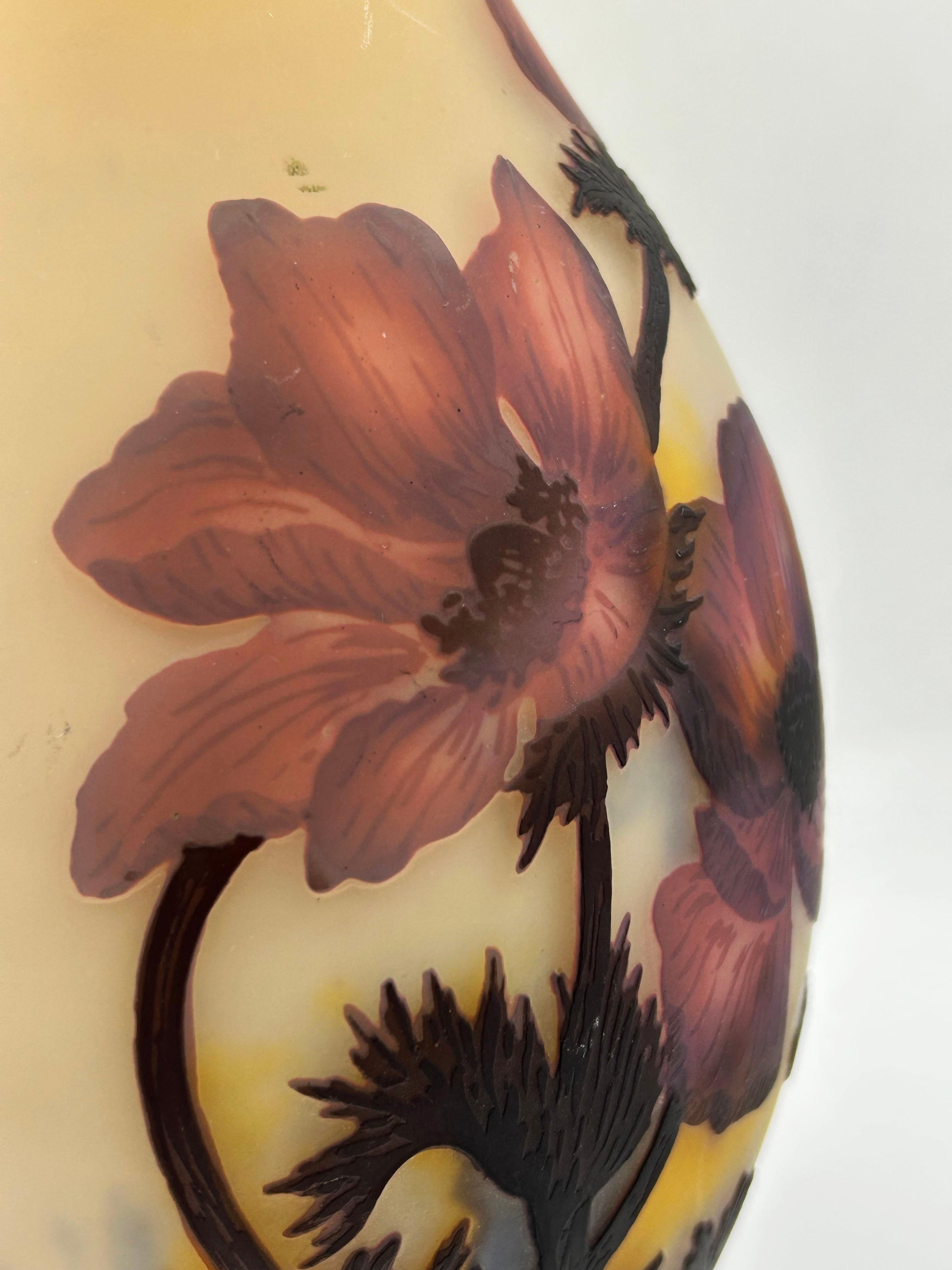 Iler Frères vase en camée circa 1910-1920
Verre multicouche gravé à l'acide dans des tons jaunes, bleus et rougeâtres
Décoré de fleurs en relief et signé 