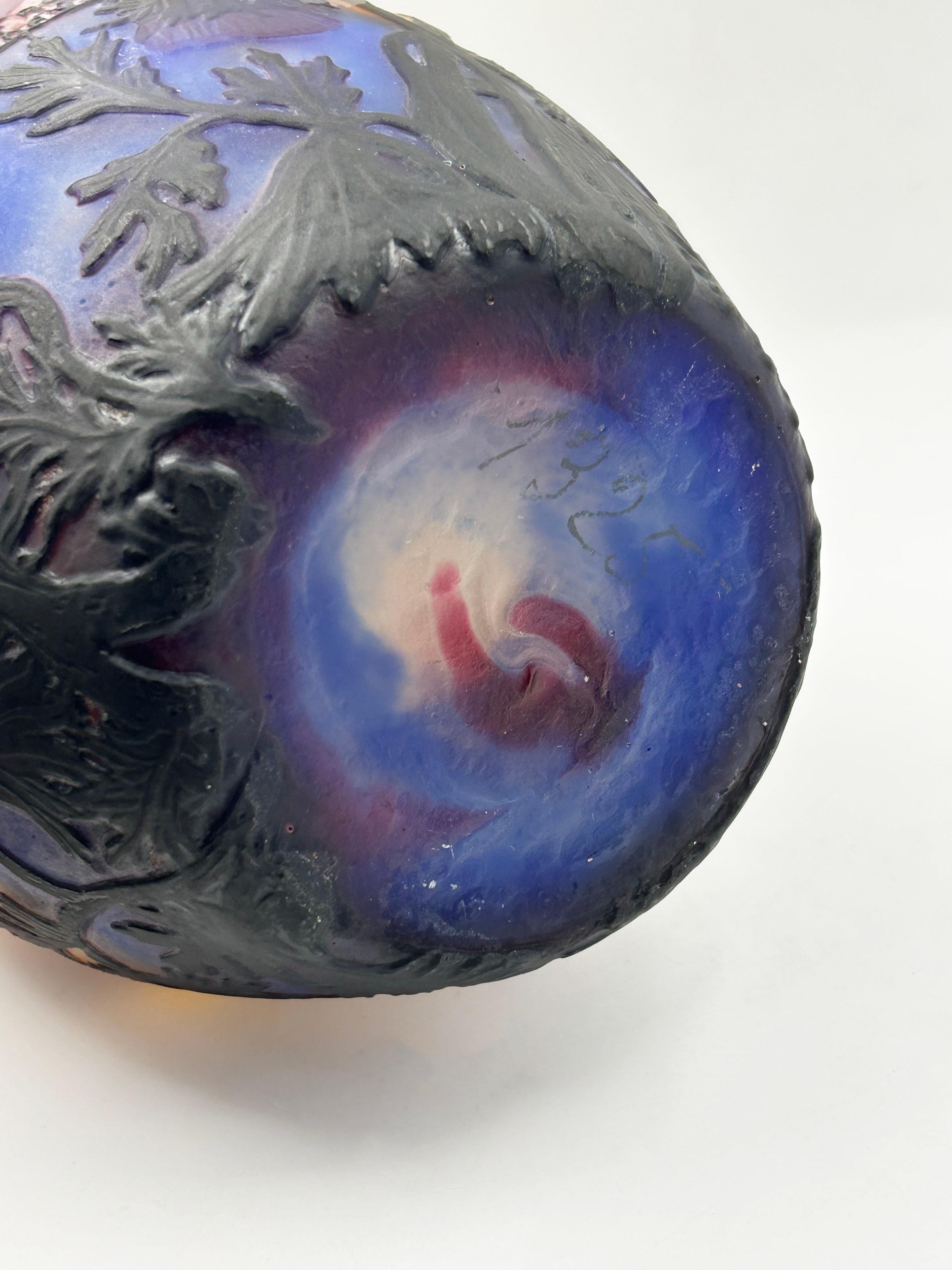 Sculpté à la main Iler Frères vase en camée circa 1910-1920 en vente