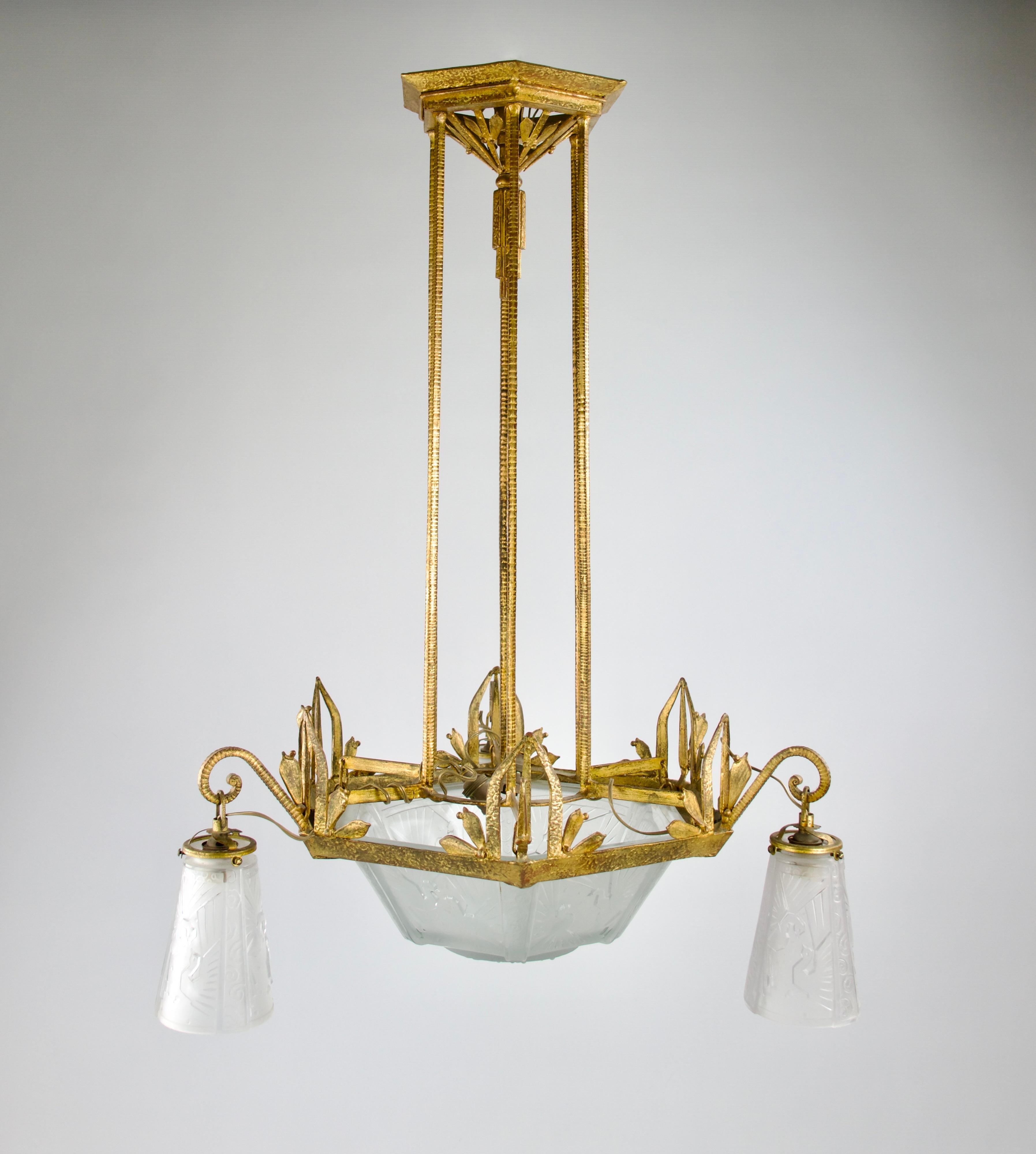 Beautiful gilt framed and peacock motif Muller Frères chandelier from the French Art Deco period.

In good condition.

Dimensions in cm ( H x D ) : 82 x 56

Secure shipping.