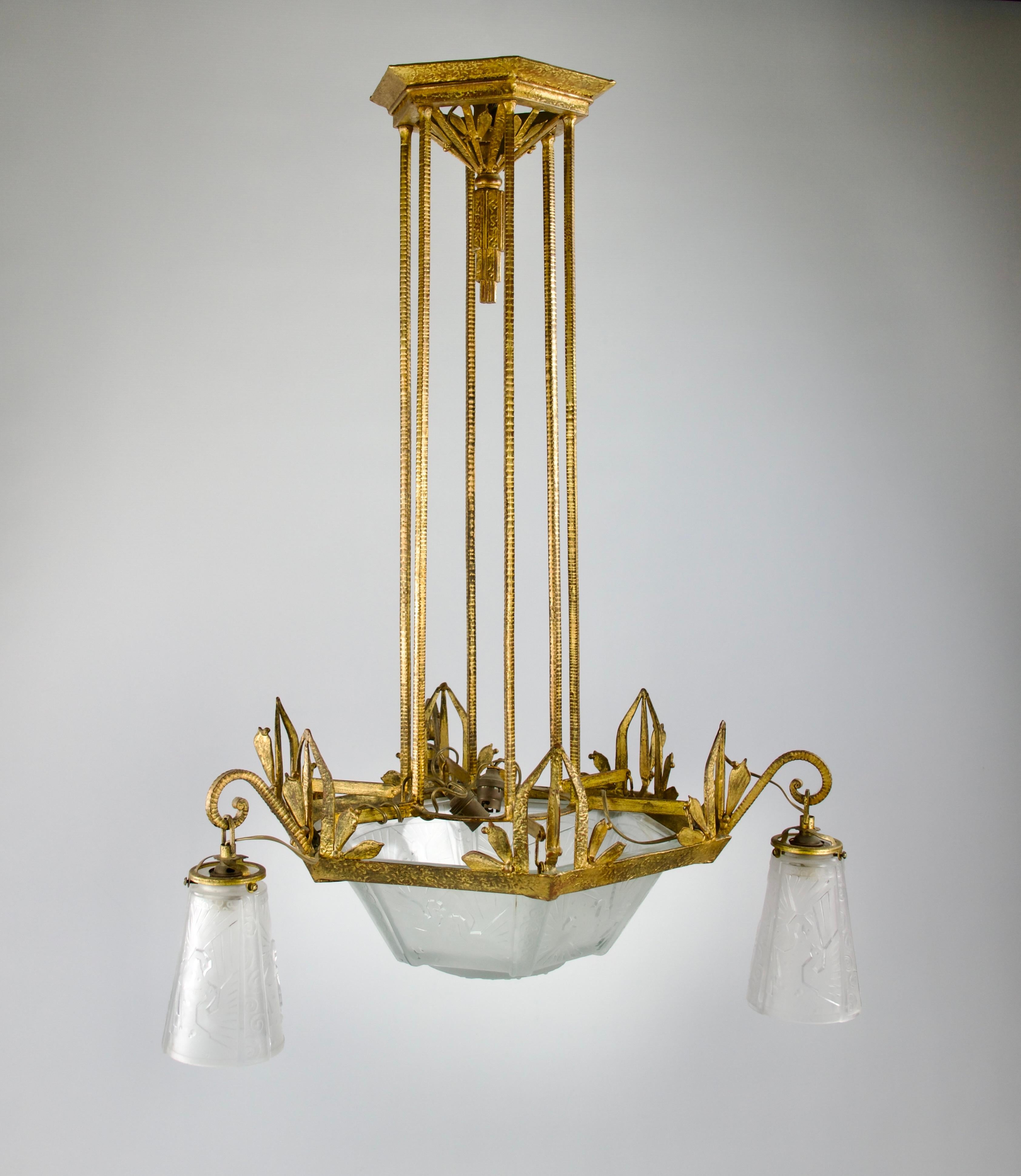 Muller Frères Chandelier, Gilt Frame and Peacock Motifs, French Art Deco In Good Condition For Sale In PARIS, FR