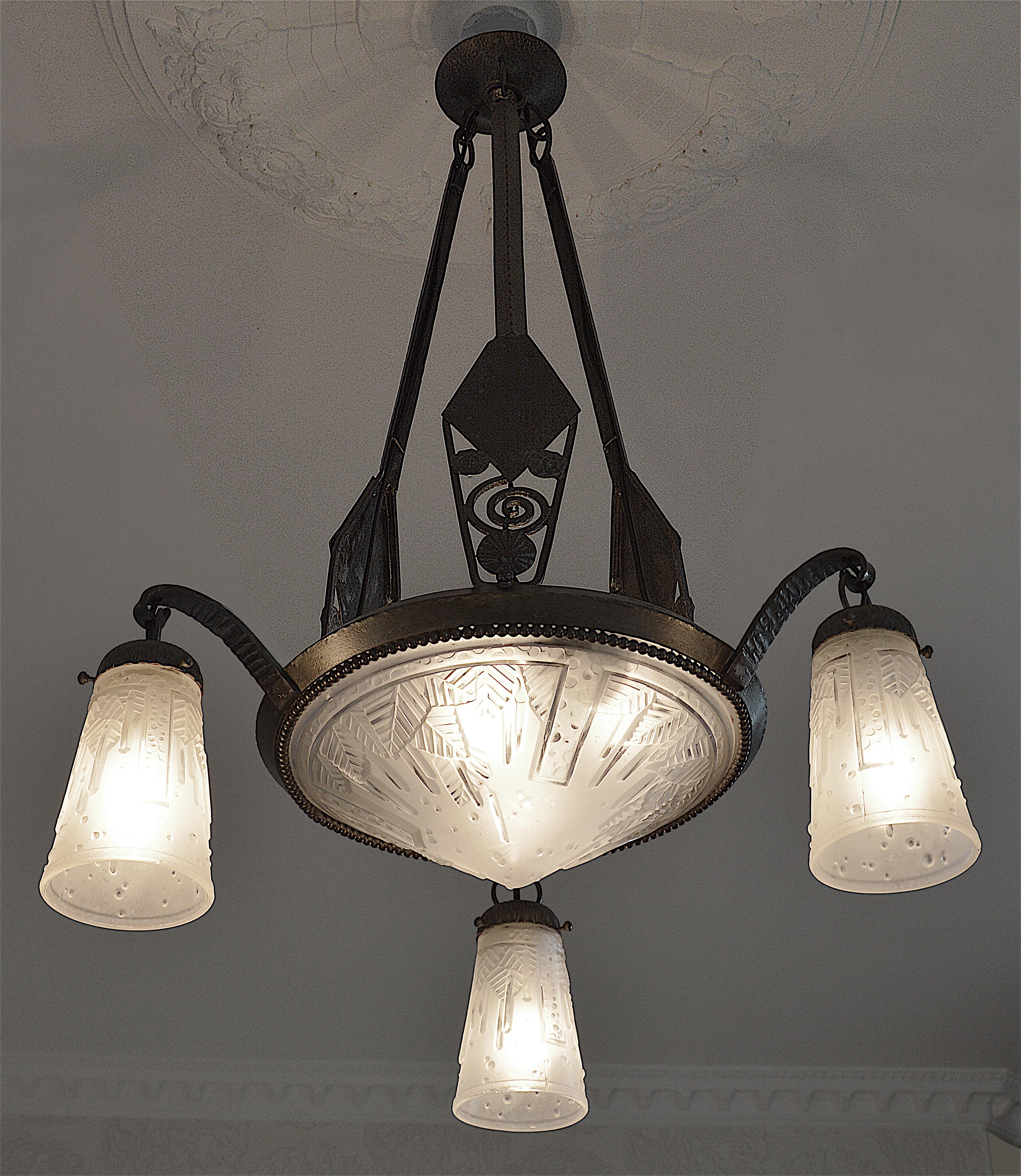 Frosted Muller Frères/ Fag La Maitrise French Art Deco Chandelier, circa 1925