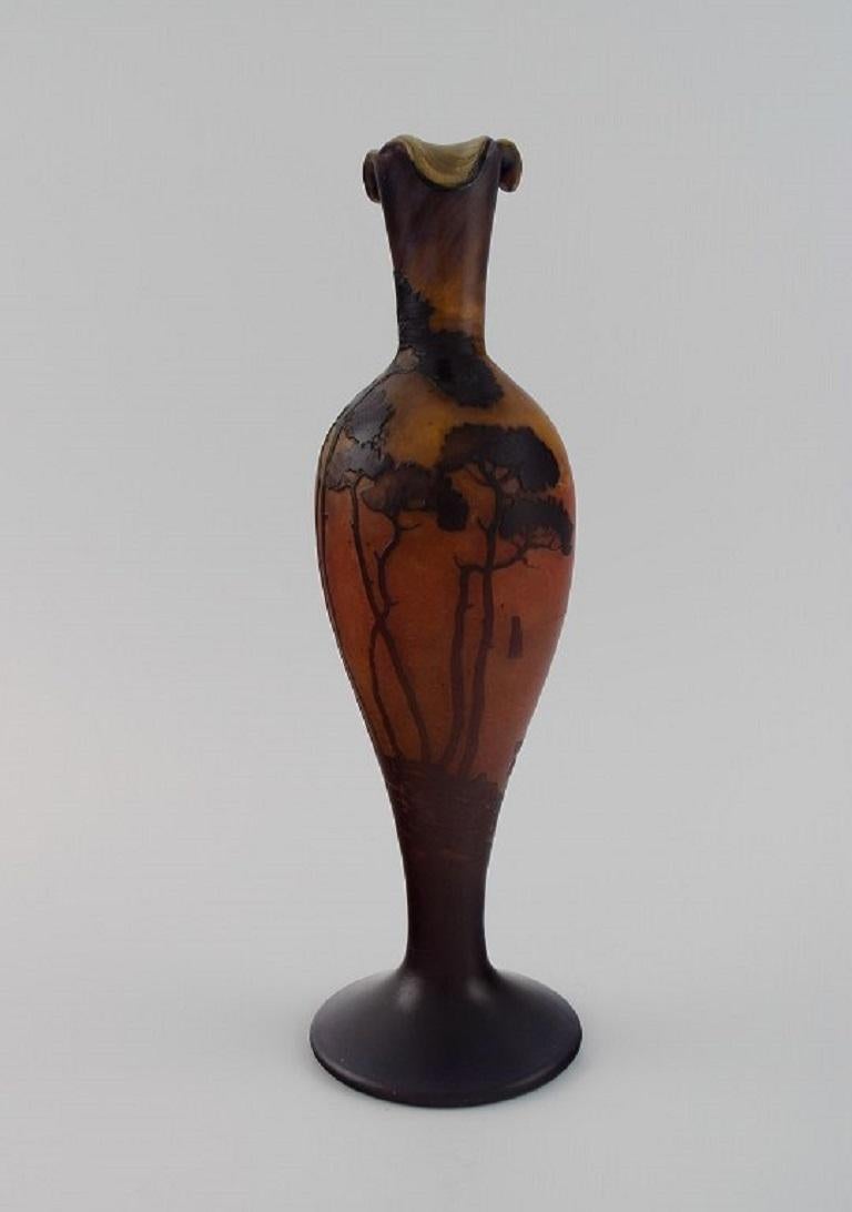 Muller Frères, Francia. 
Vaso in vetro artistico fumé e scuro intagliato a forma di rami con fiori e fogliame. 1920s.
Misure: 28 x 9 cm.
In ottime condizioni.
Firmato.