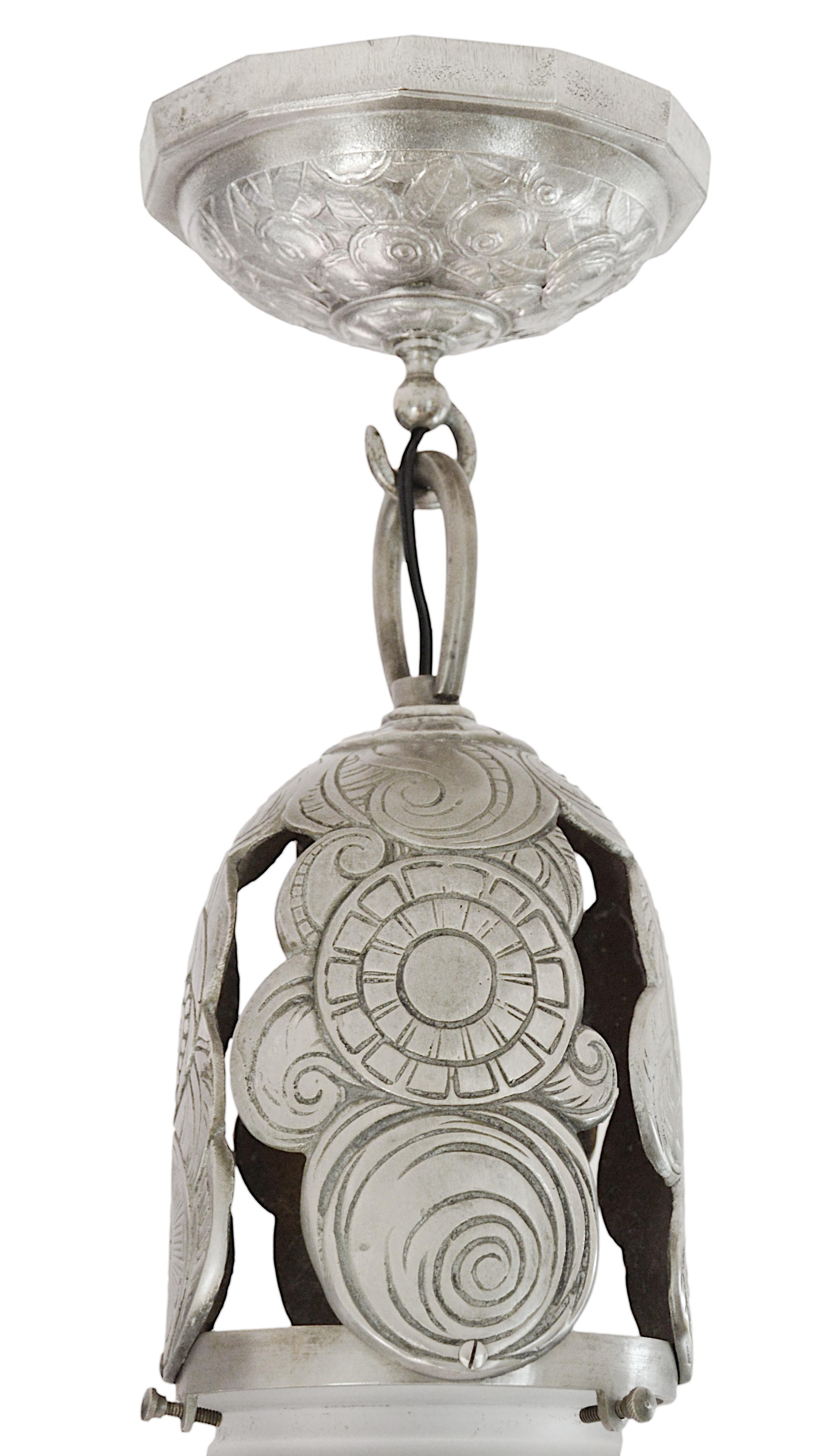 Plafoniera a forma di uccello in stile Art Deco francese di Muller Freres, 1920 in vendita 3
