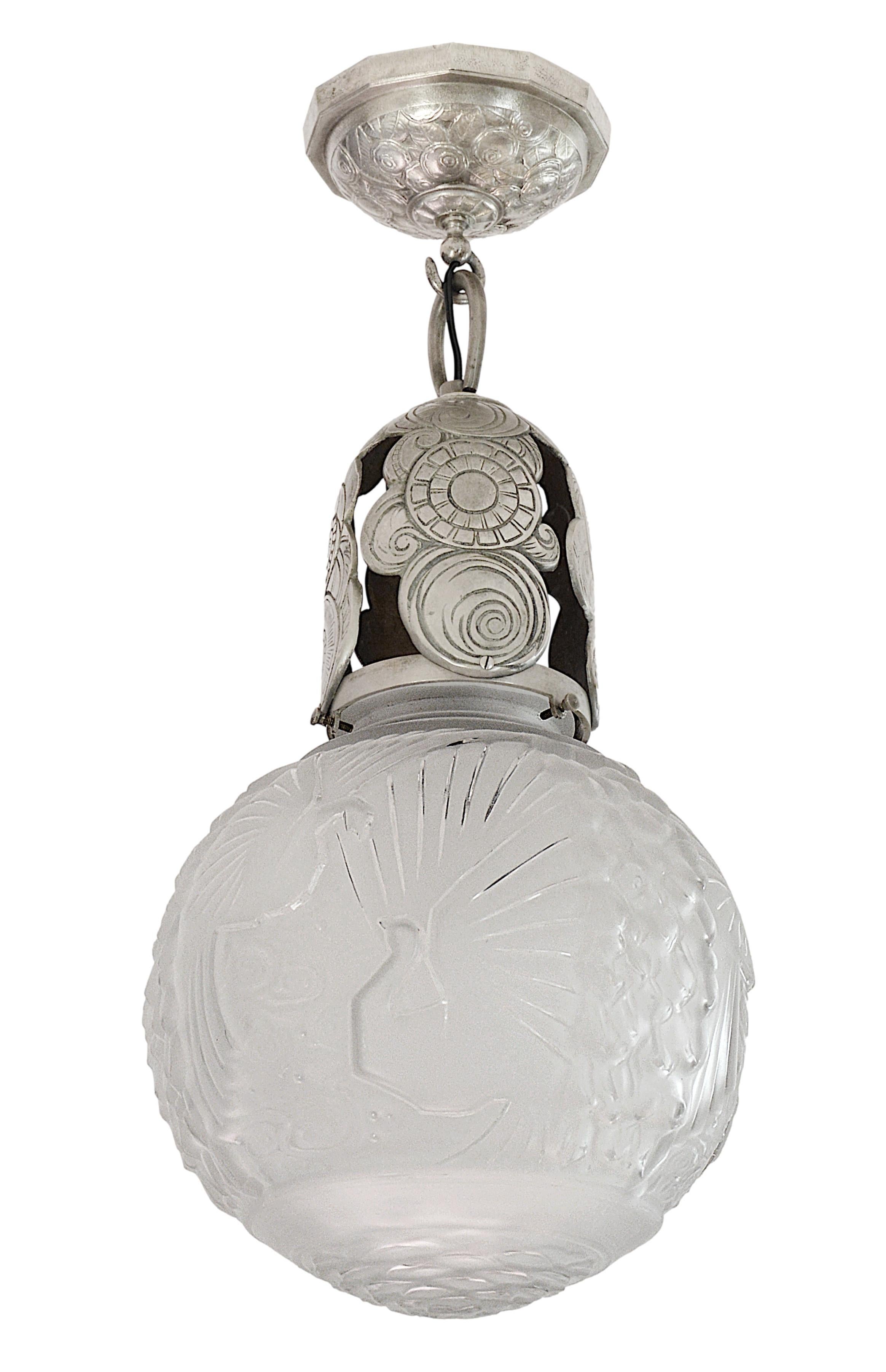 Plafoniera Art Deco francese di Muller Freres (Luneville), Francia, 1920 circa. Il paralume in vetro smerigliato, spesso e grande, è dotato di una splendida montatura argentata. 6 uccelli del paradiso nel cielo. Altezza: 21.25