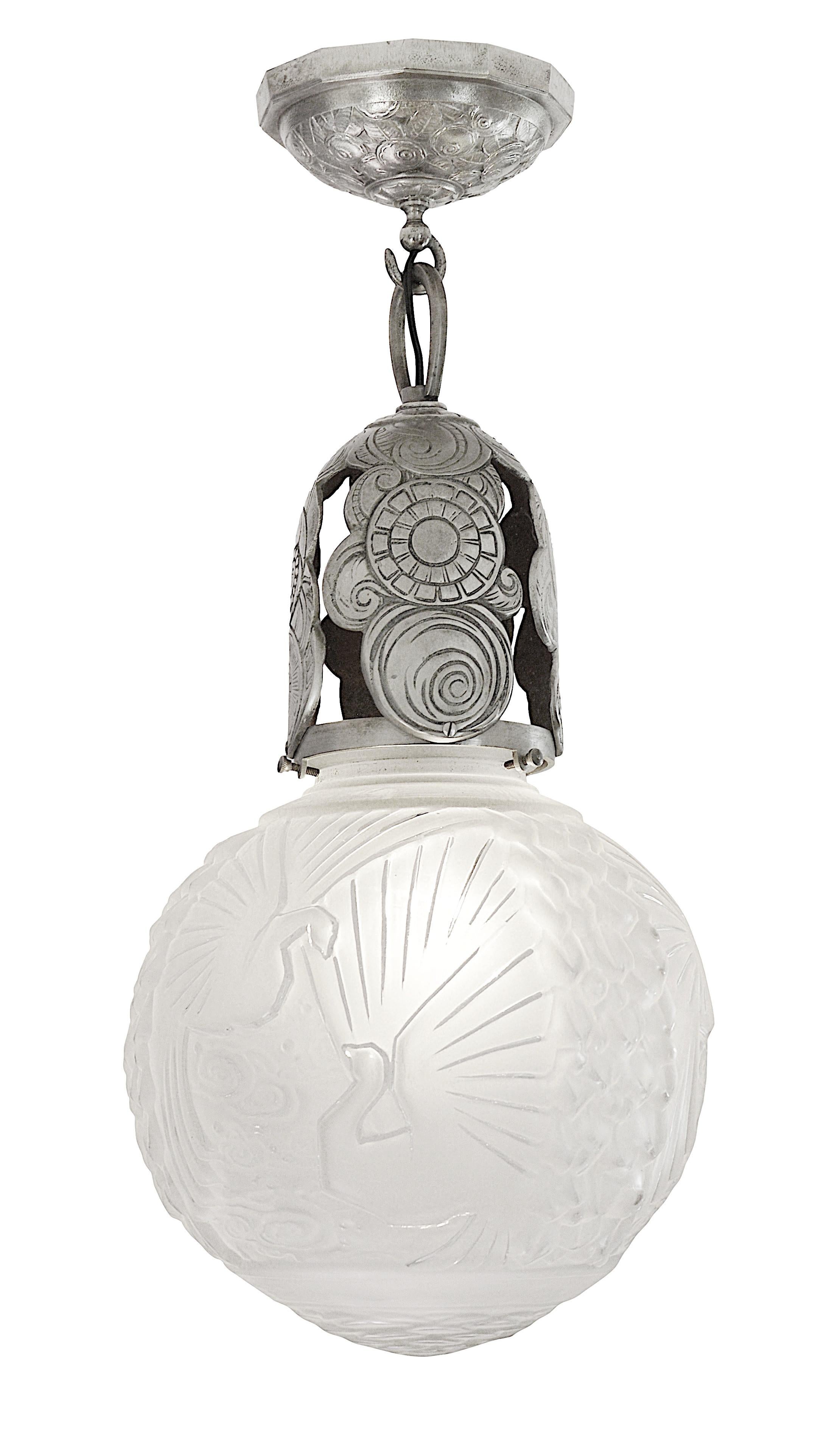 Plafoniera a forma di uccello in stile Art Deco francese di Muller Freres, 1920 in vendita 1