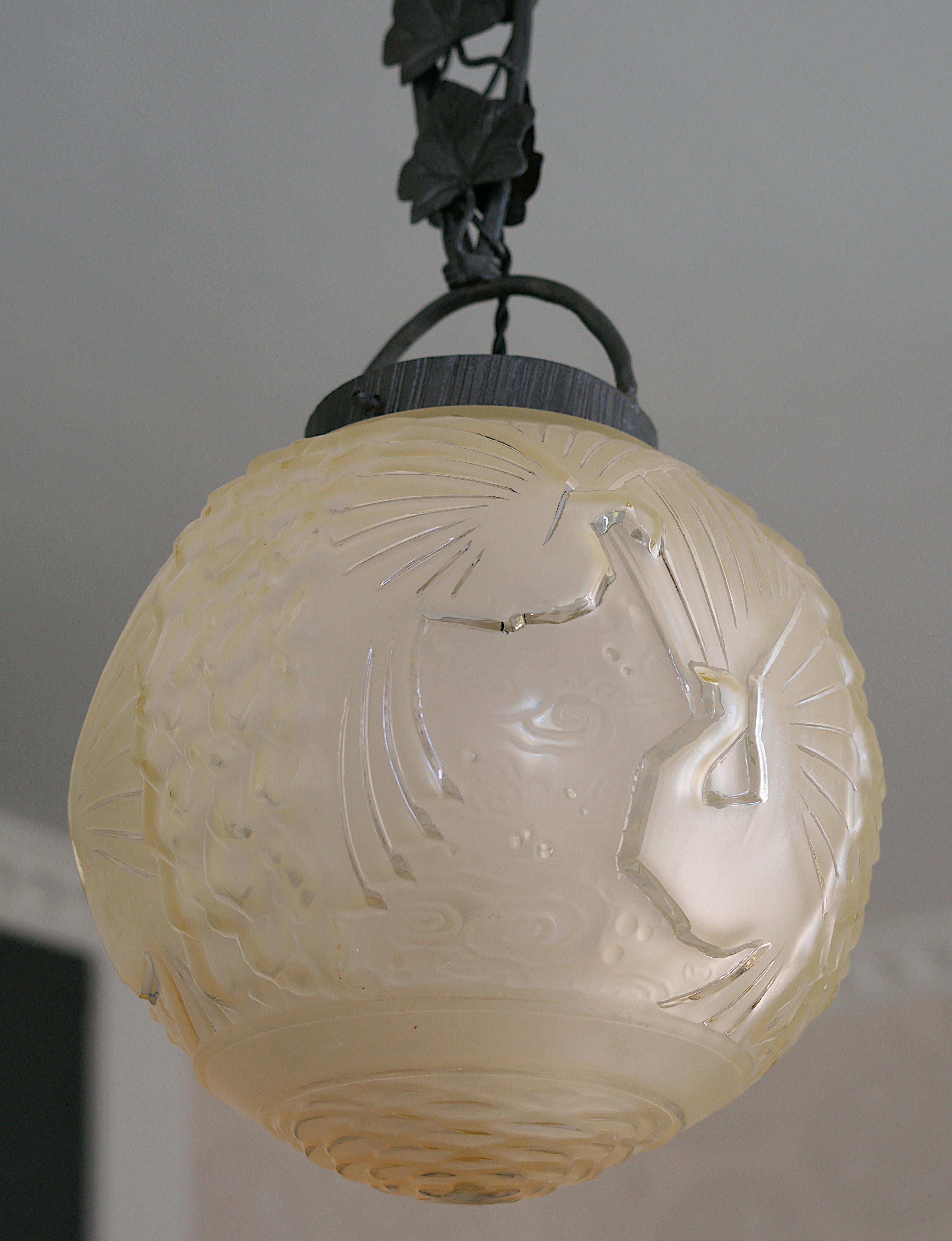 Muller Freres French Art Deco Bird Ceiling-Light, circa 1925 In Excellent Condition For Sale In Saint-Amans-des-Cots, FR