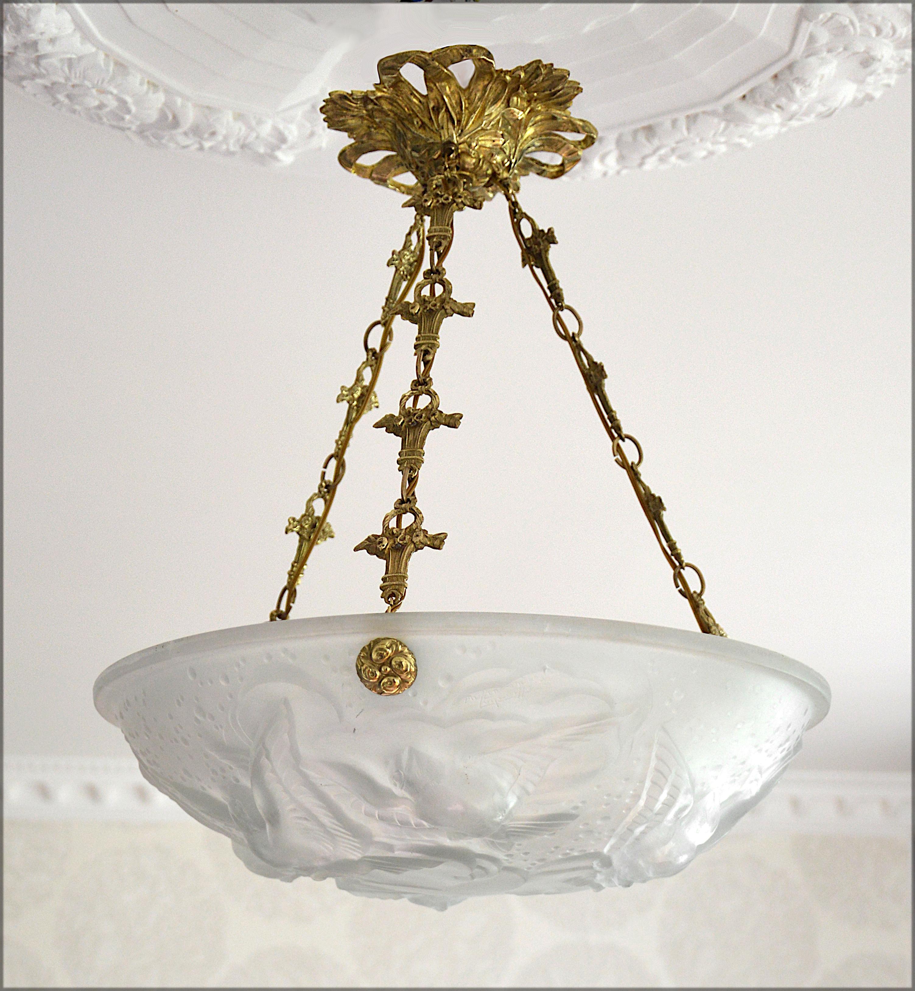 Any fair offer will be examined with the utmost attention, please send a message. French Art Deco bird pendant chandelier by Muller Freres (Luneville), France, late 1920s. Glass and bronze. Molded glass shade showing 6 birds in the sky (clouds).