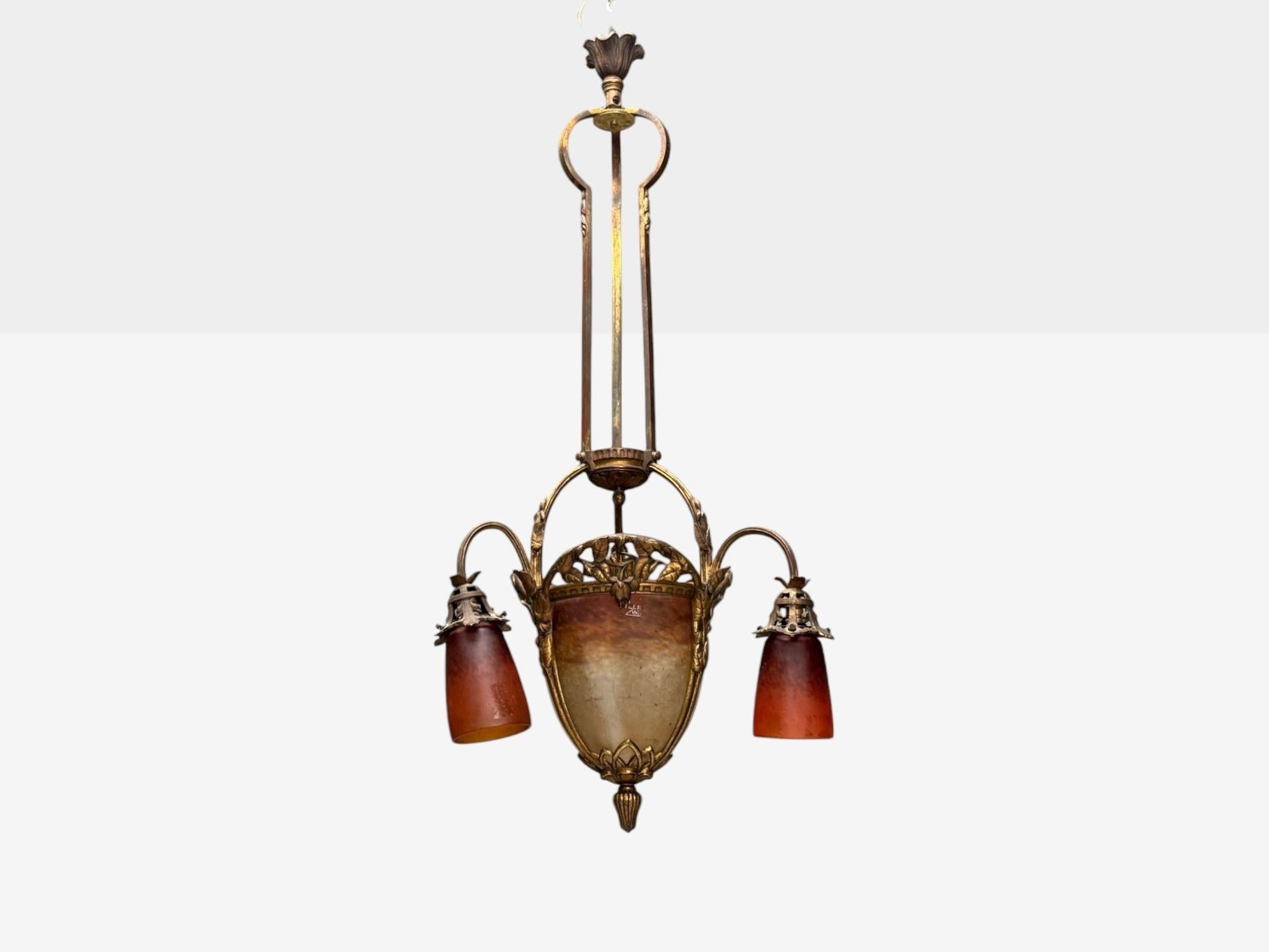 Muller Frères, Art Decó francés, Bronce, Cristal, Lámpara de araña, Francia, años 20

Una lámpara de araña Art Nouveau única, diseñada y fabricada por Muller Frères en Francia en la primera mitad del siglo XX. Este ejemplar presenta un marco de