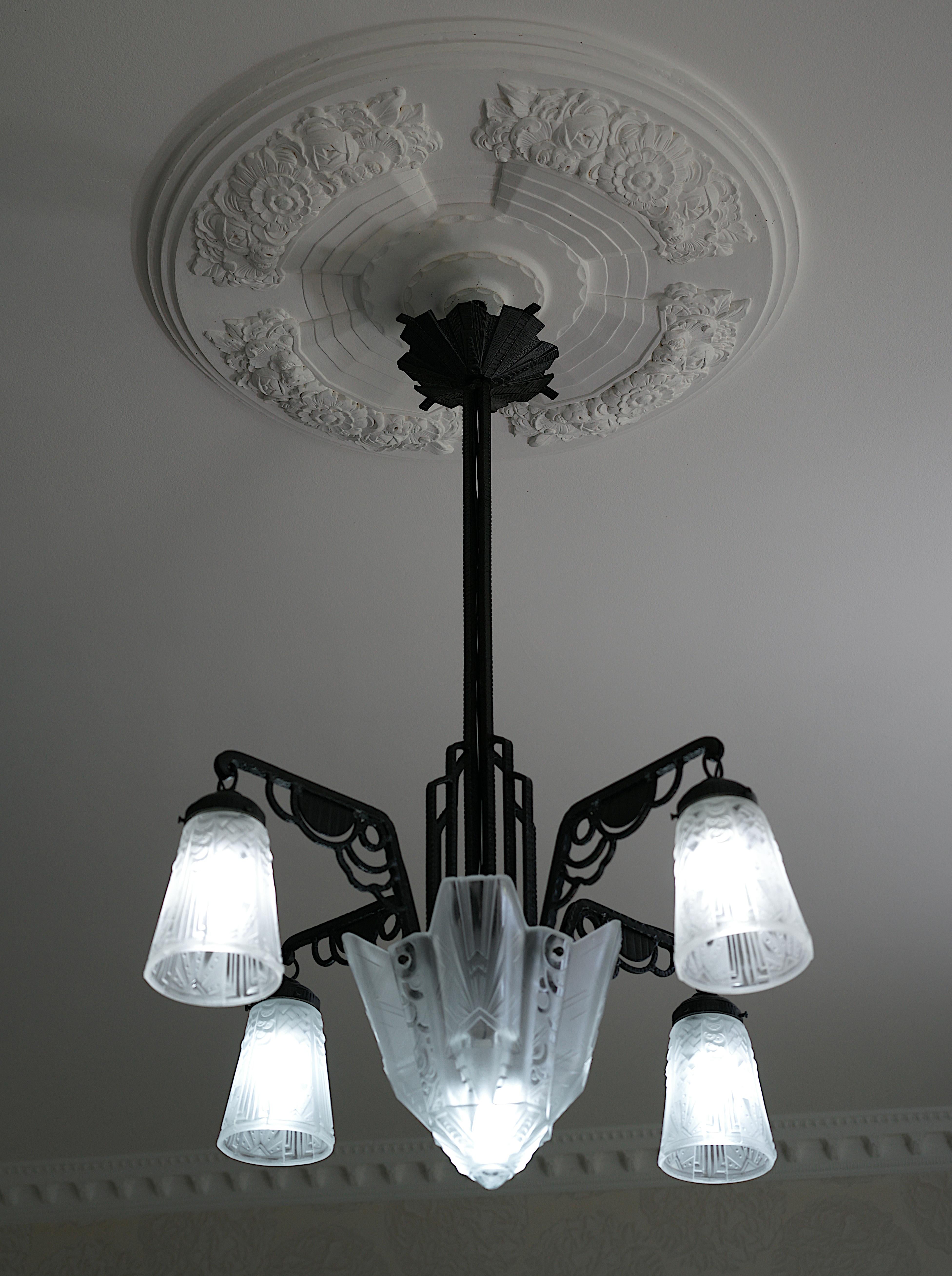 Muller Freres French Art Deco Chandelier, 1920 For Sale 4