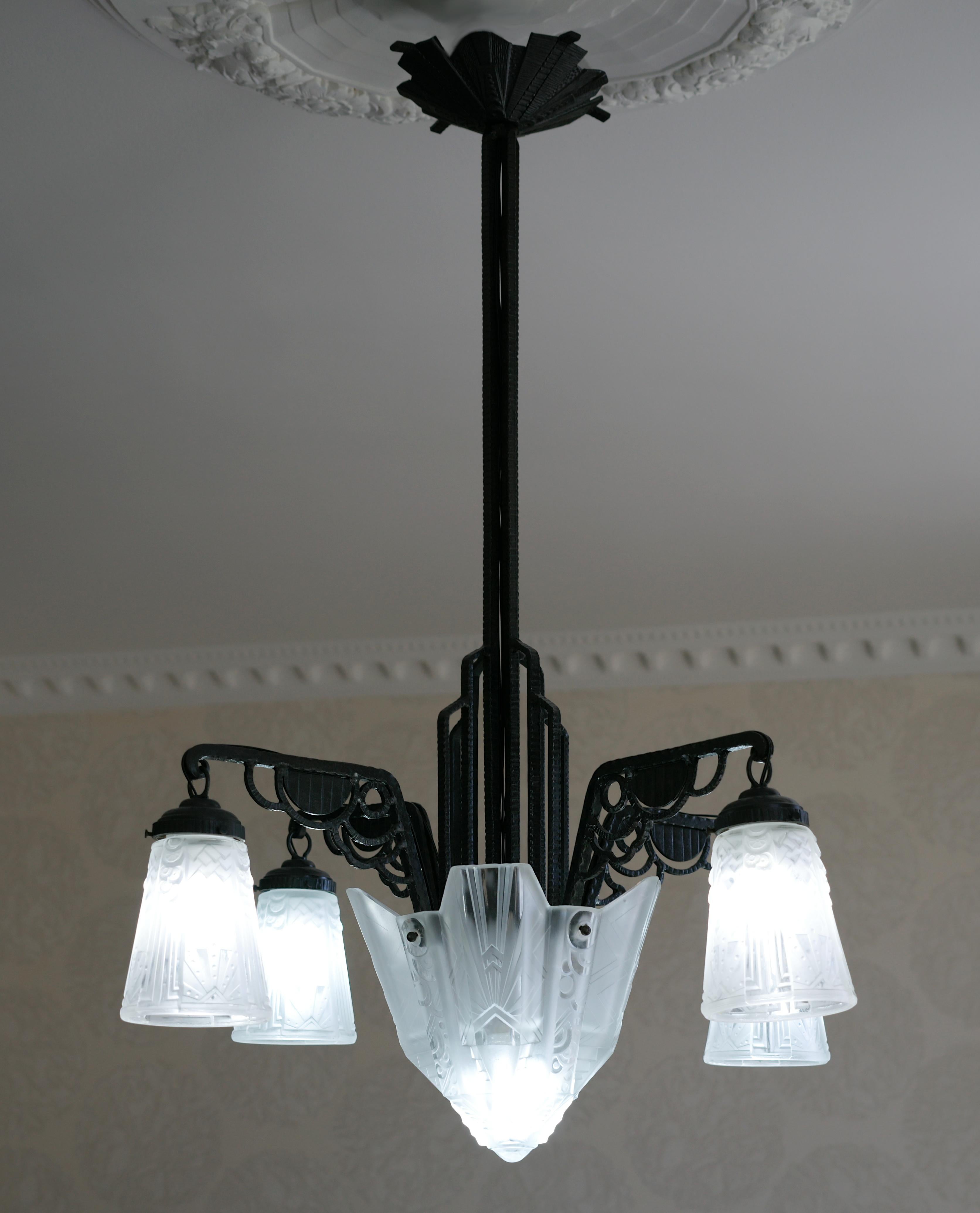 French Art Deco Chandelier by MULLER FRERES (Luneville), France, 1920s. A stunning and iconic French Art Deco chandelier, crafted by the renowned Muller Frères workshop in Luneville, France, circa 1925. This chandelier features sharply defined