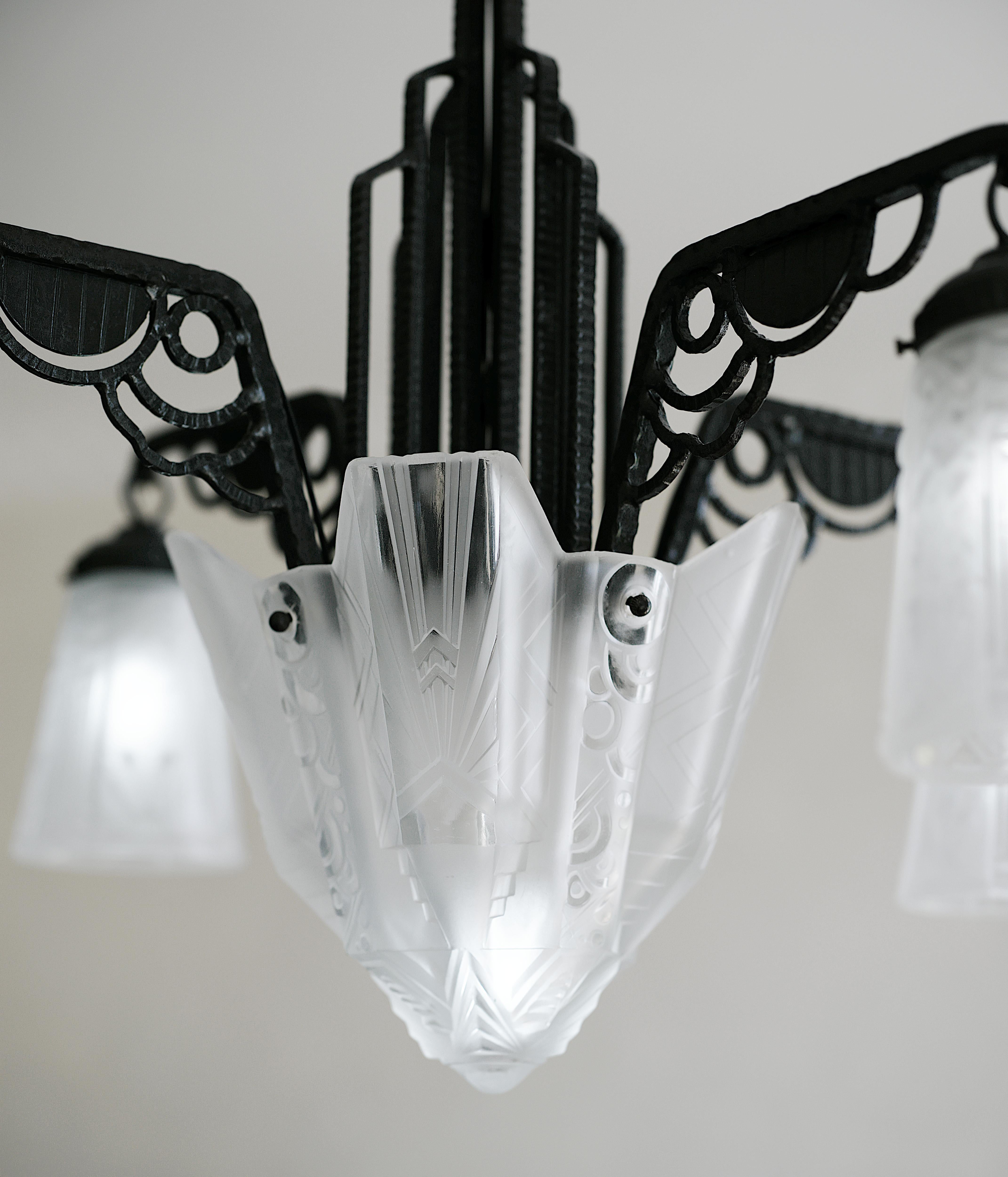 Muller Freres French Art Deco Chandelier, 1920 In Excellent Condition For Sale In Saint-Amans-des-Cots, FR