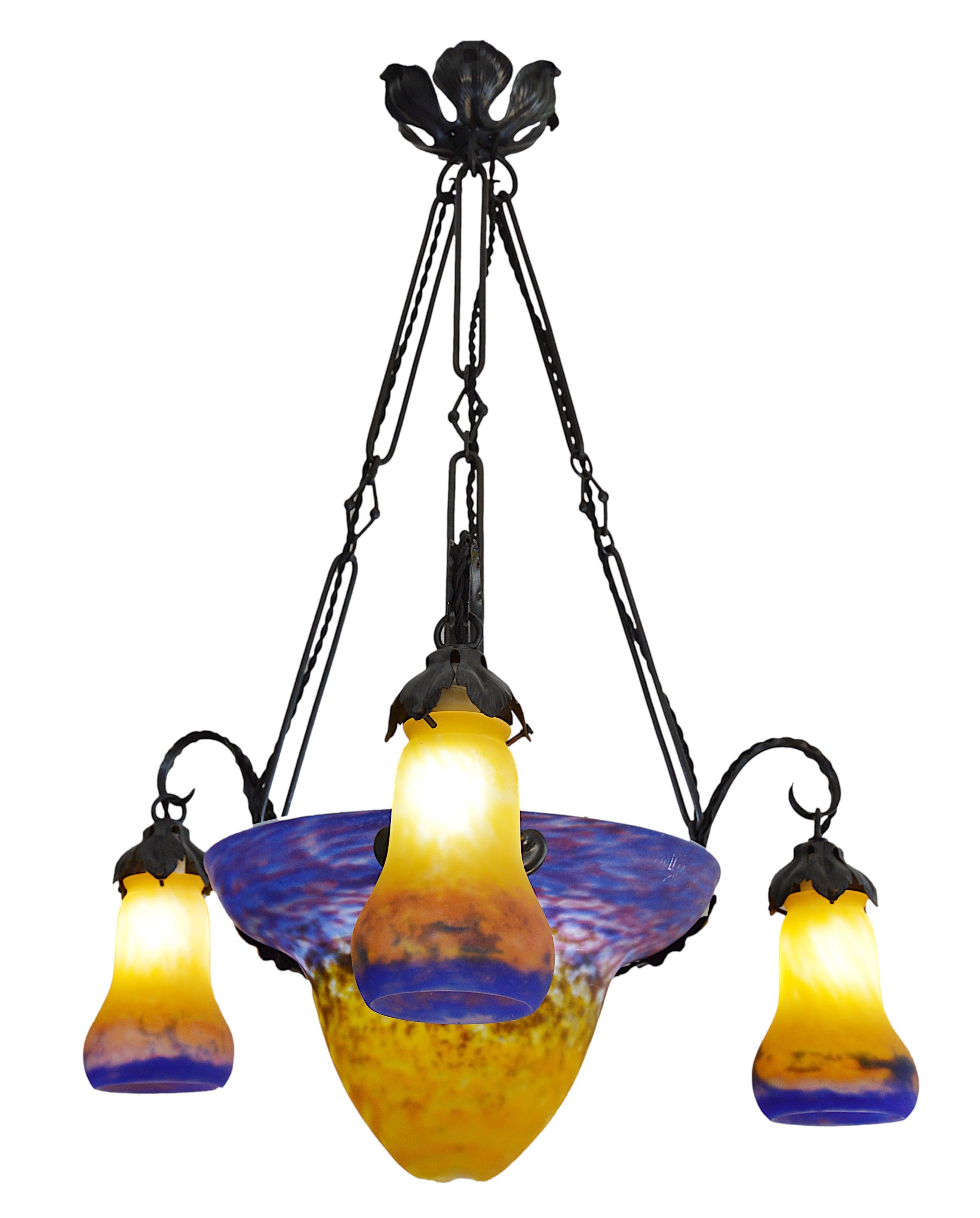 Lampadario francese Art Deco di Muller Frères, Luneville, Francia, anni '20. Squisito esempio di illuminazione Art Déco francese, questo lampadario di Muller Frères, Luneville, presenta rari paralumi in vetro screziato. I paralumi, realizzati con