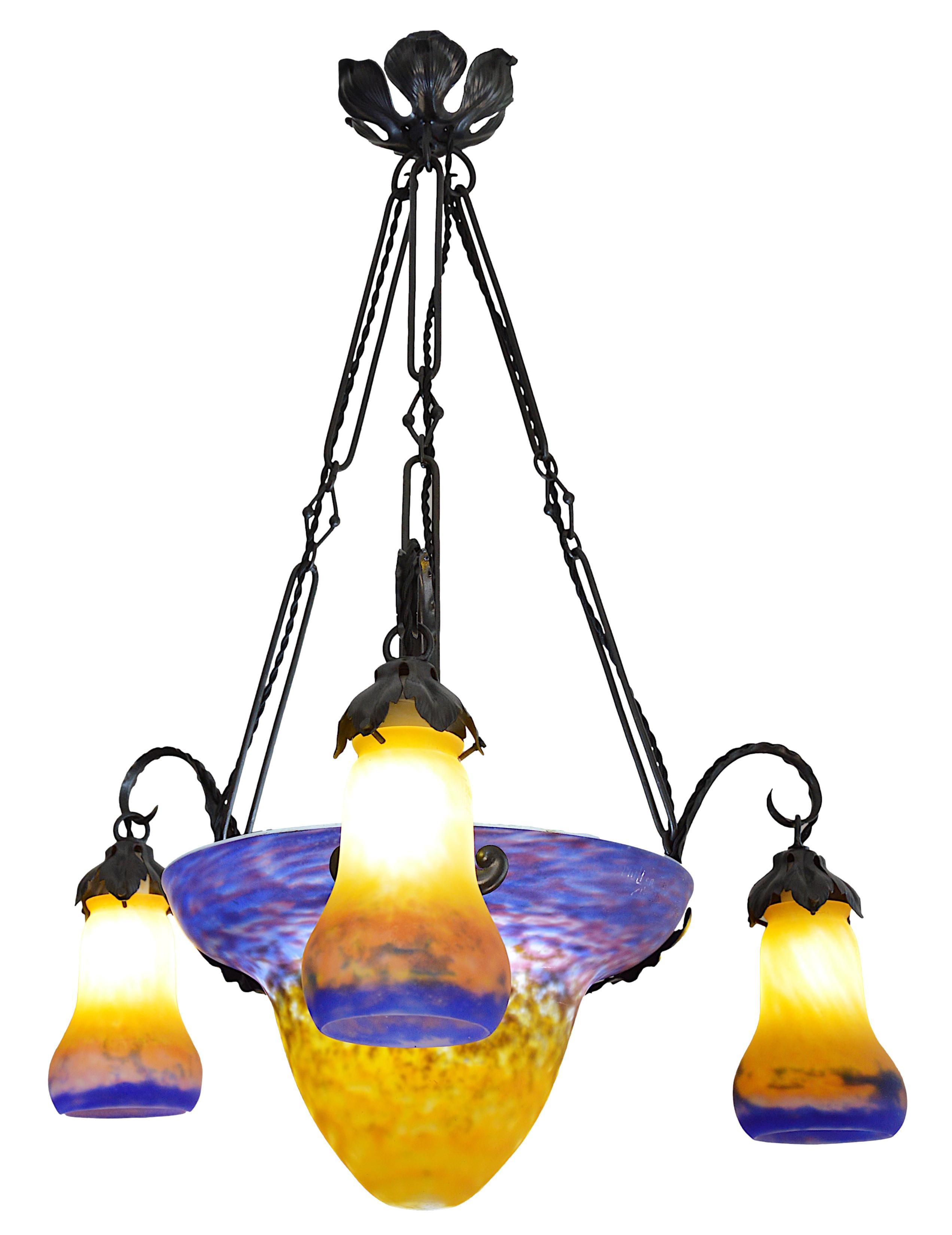 Muller Freres French Art Deco Chandelier, Ca.1920 In Excellent Condition For Sale In Saint-Amans-des-Cots, FR