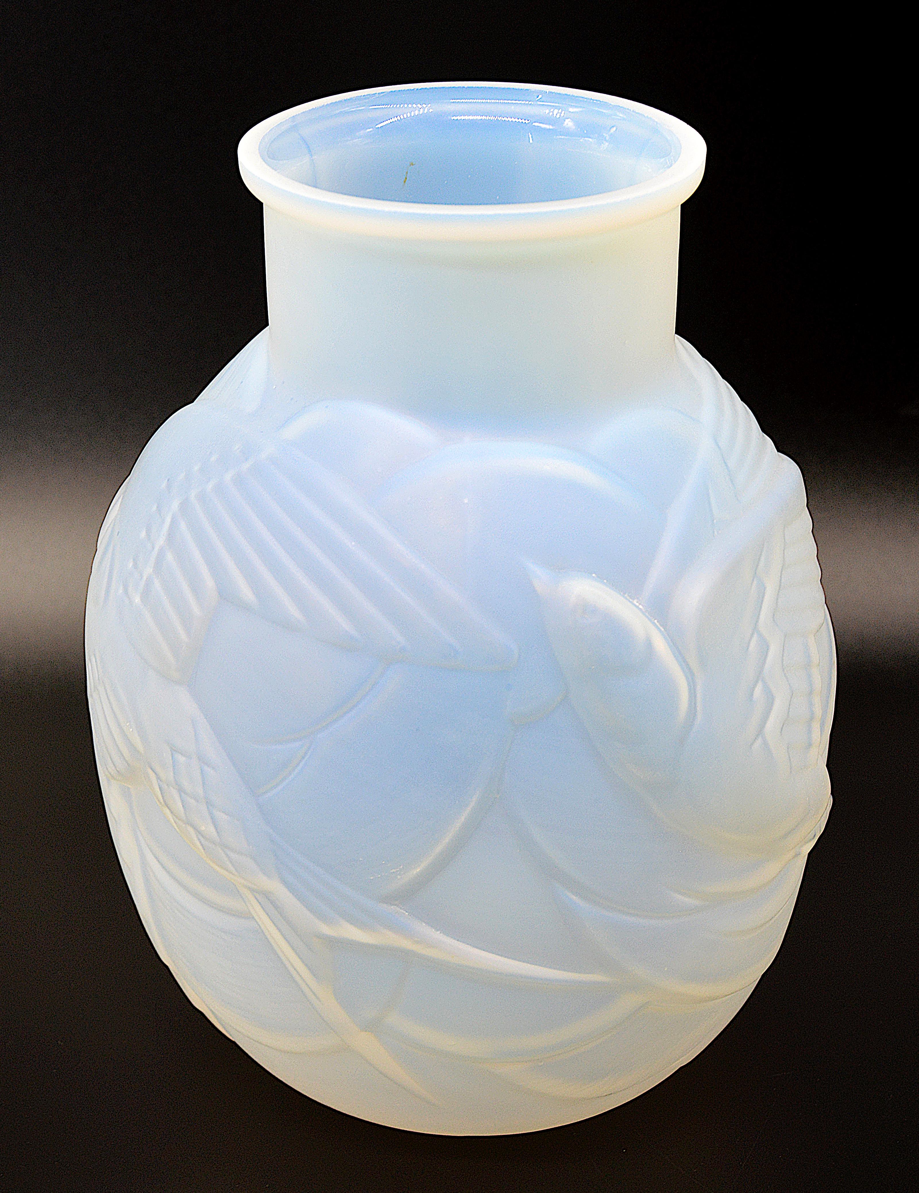 Early 20th Century Muller Freres French Art Deco Opalescent Swallow Bird Vase, 1920s