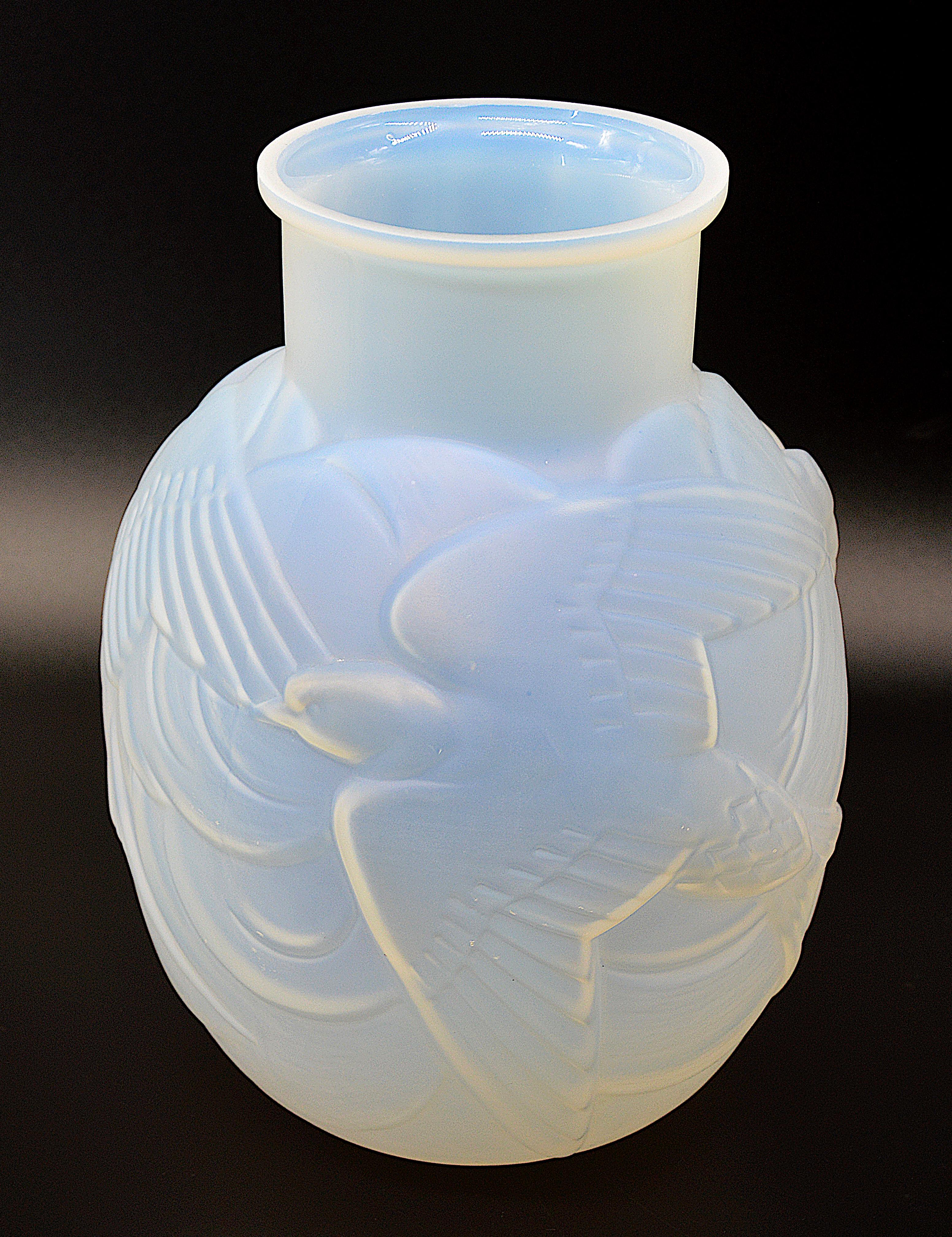 Glass Muller Freres French Art Deco Opalescent Swallow Bird Vase, 1920s