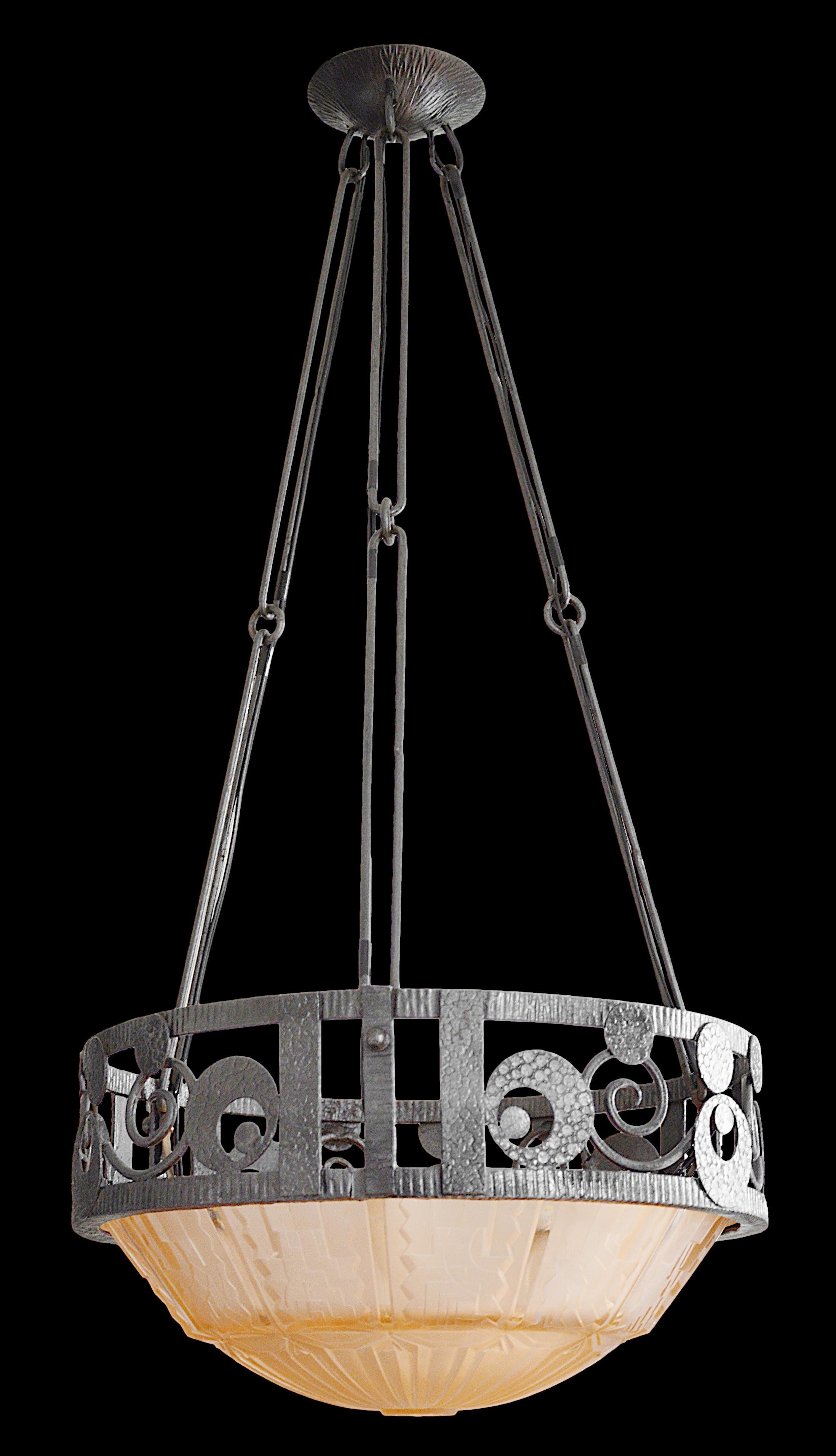 Questo lampadario francese Art Deco di Muller Frères (Lunéville), realizzato in Francia negli anni '20, è un notevole esempio di illuminazione Art Deco. Presenta un superbo paralume in vetro stampato smerigliato color salmone con dettagli raffinati