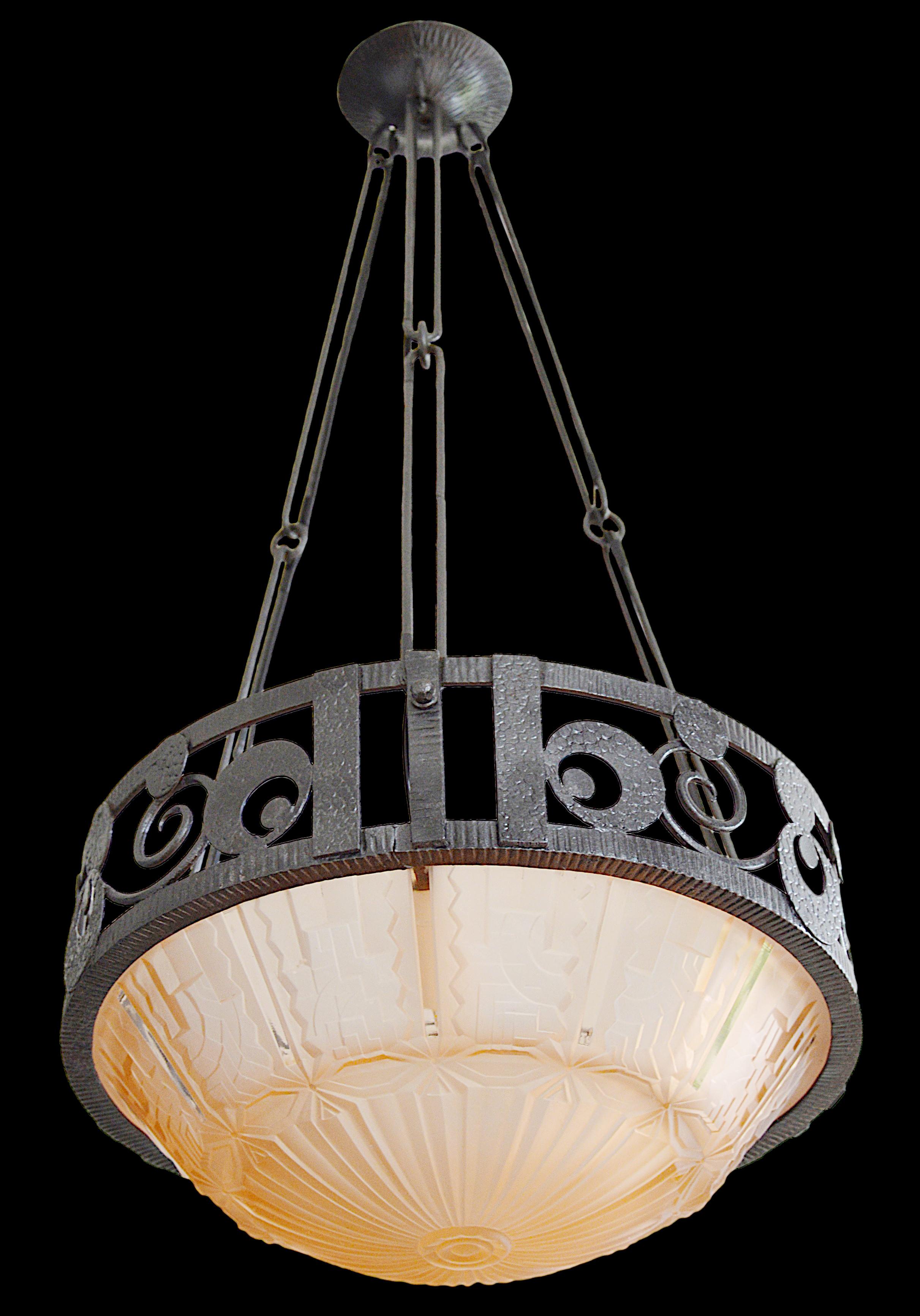 Francese Lampadario a sospensione Art Deco francese di Muller Freres, 1920 in vendita