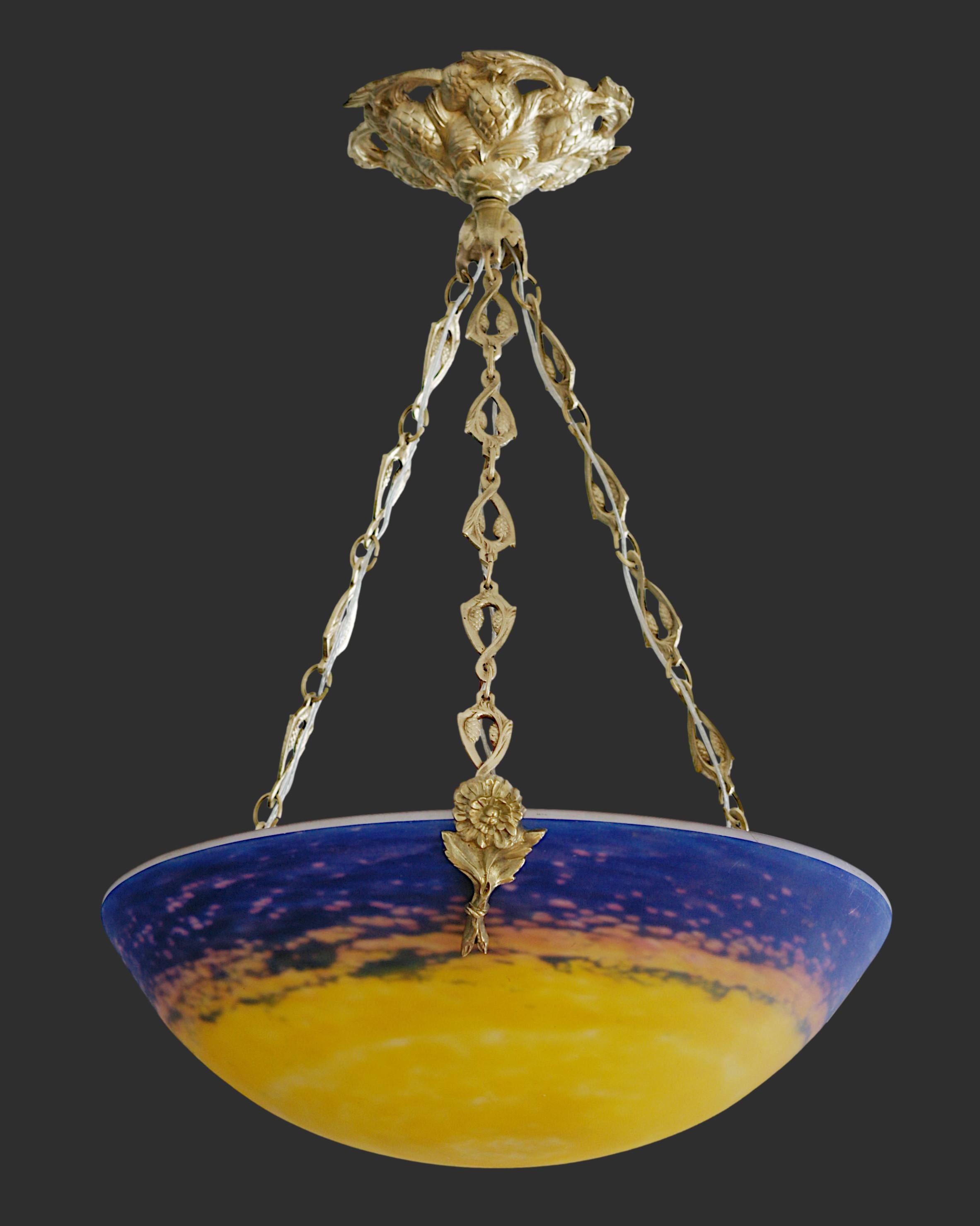 French Art Deco pendant by Muller Freres, Luneville, France, 1920s. Mottled glass shade, powders are applied between two layers that comes hung at its beautiful full bronze fixture. Height : 21.25
