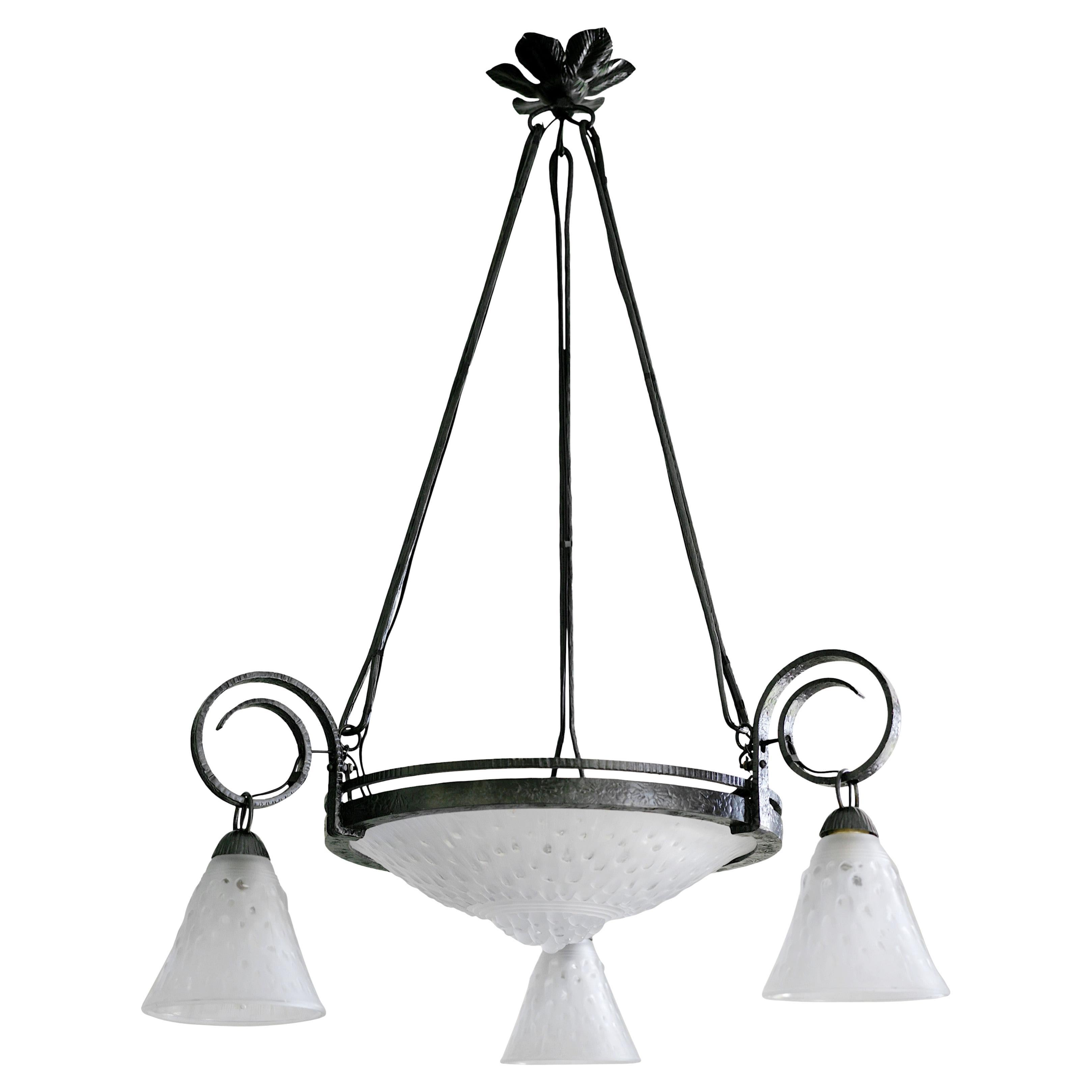 French Art Deco chandelier by MULLER FRERES (Luneville), France, ca.1925. Glass and wrought-iron. Thick frosted glass shades hung at their wrought-iron fixture. Rain model. Height : 34