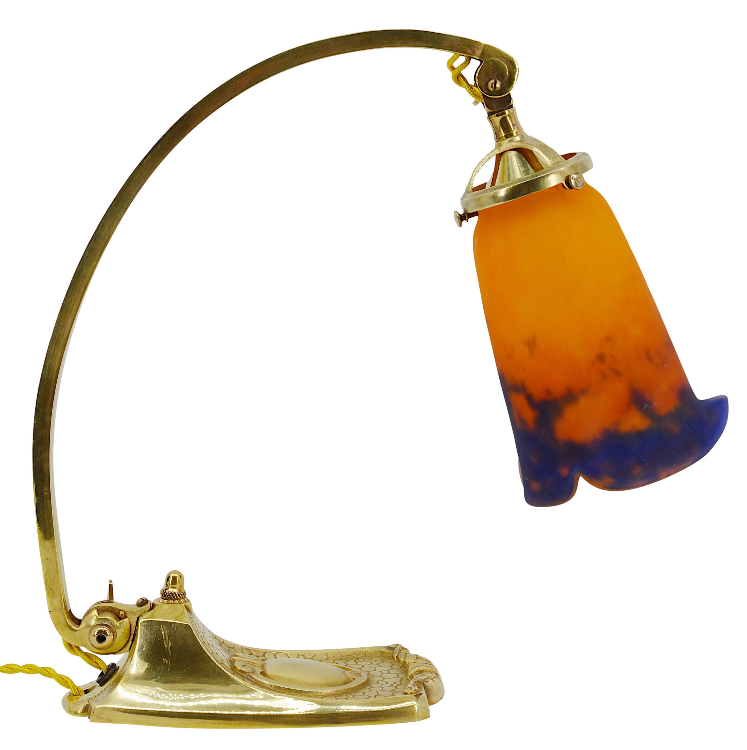 Lámpara francesa Art Decó giratoria de sobremesa/escritorio de MULLER Freres (Luneville), Francia, ca.1920. Tulipa de cristal moteado de Muller Freres, estirada con la herramienta, se aplican polvos entre dos capas, que se presenta sobre su