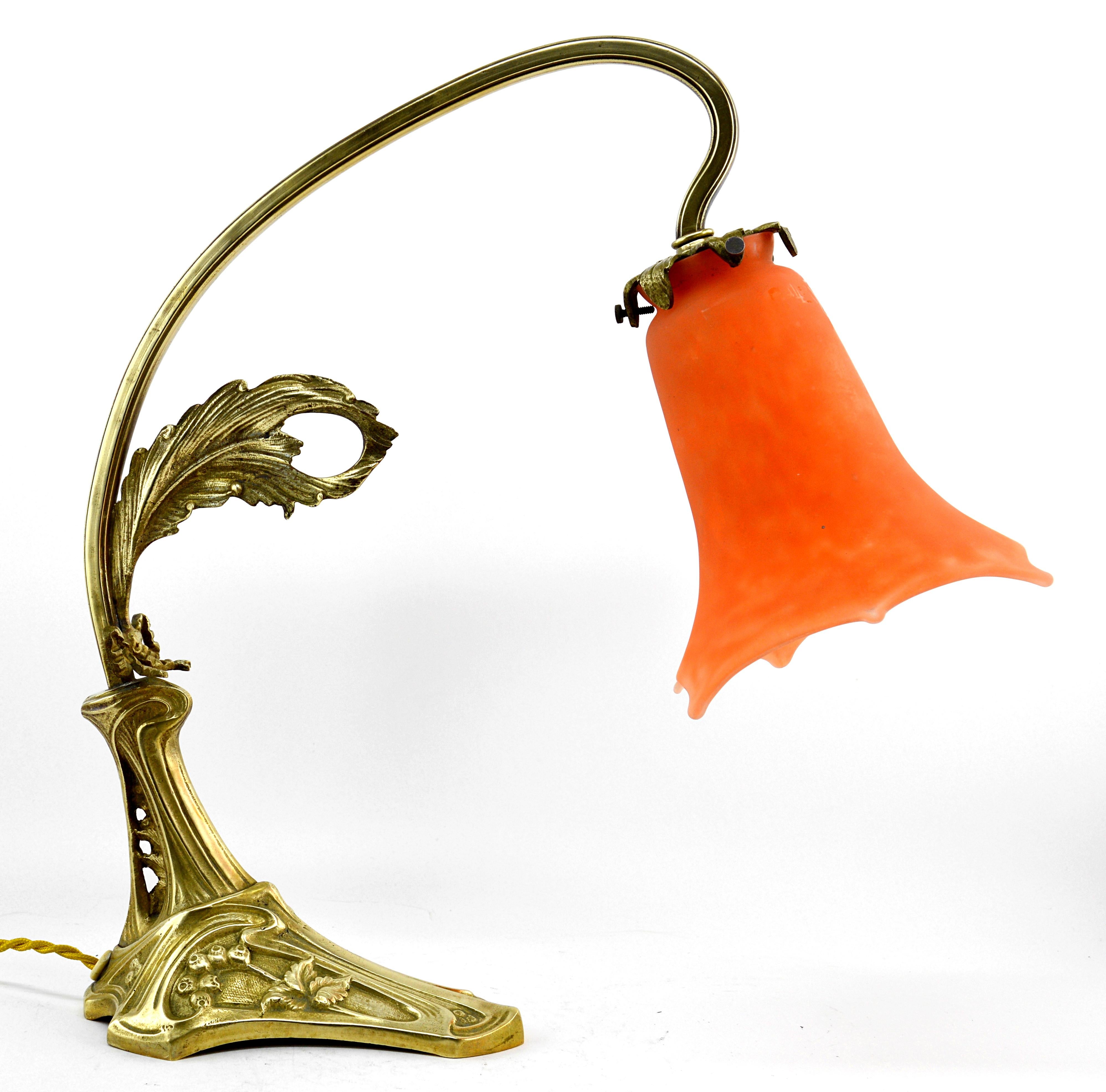 French Art Nouveau / Deco table / desk lamp by Muller Freres (Luneville), France, 1918-1920. Glass and solid bronze. Mottled blown double glass shade stretched with pliers. Traditional Muller Frères orange color. Superb solid bronze base. Measures: