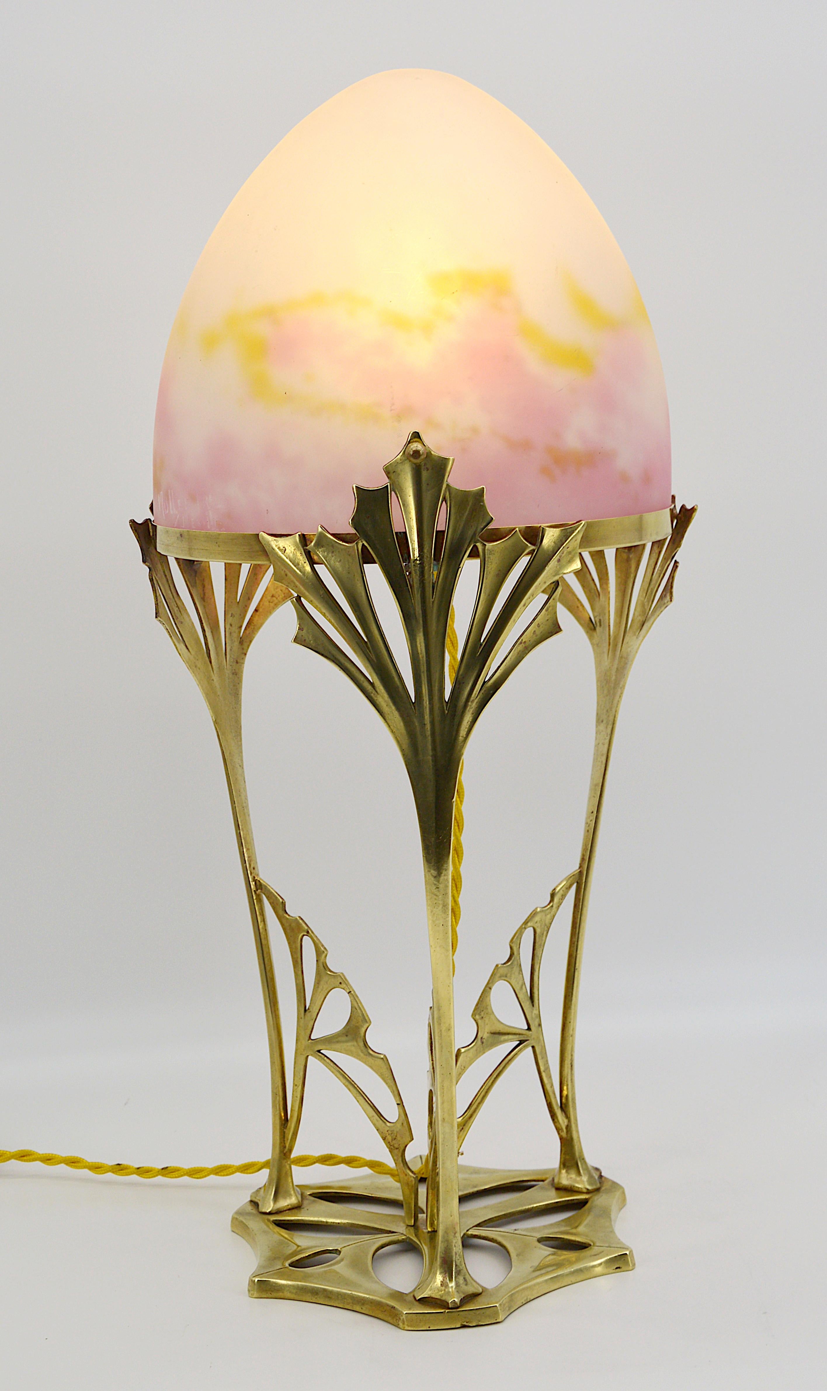 French Art Nouveau table lamp by Muller Frères, Luneville, France, 1910s. Mottled glass shade, powders are applied between two layers that comes on its bronze base. Colors: pink, ochre/yellow and white. Measures: Height 17.9