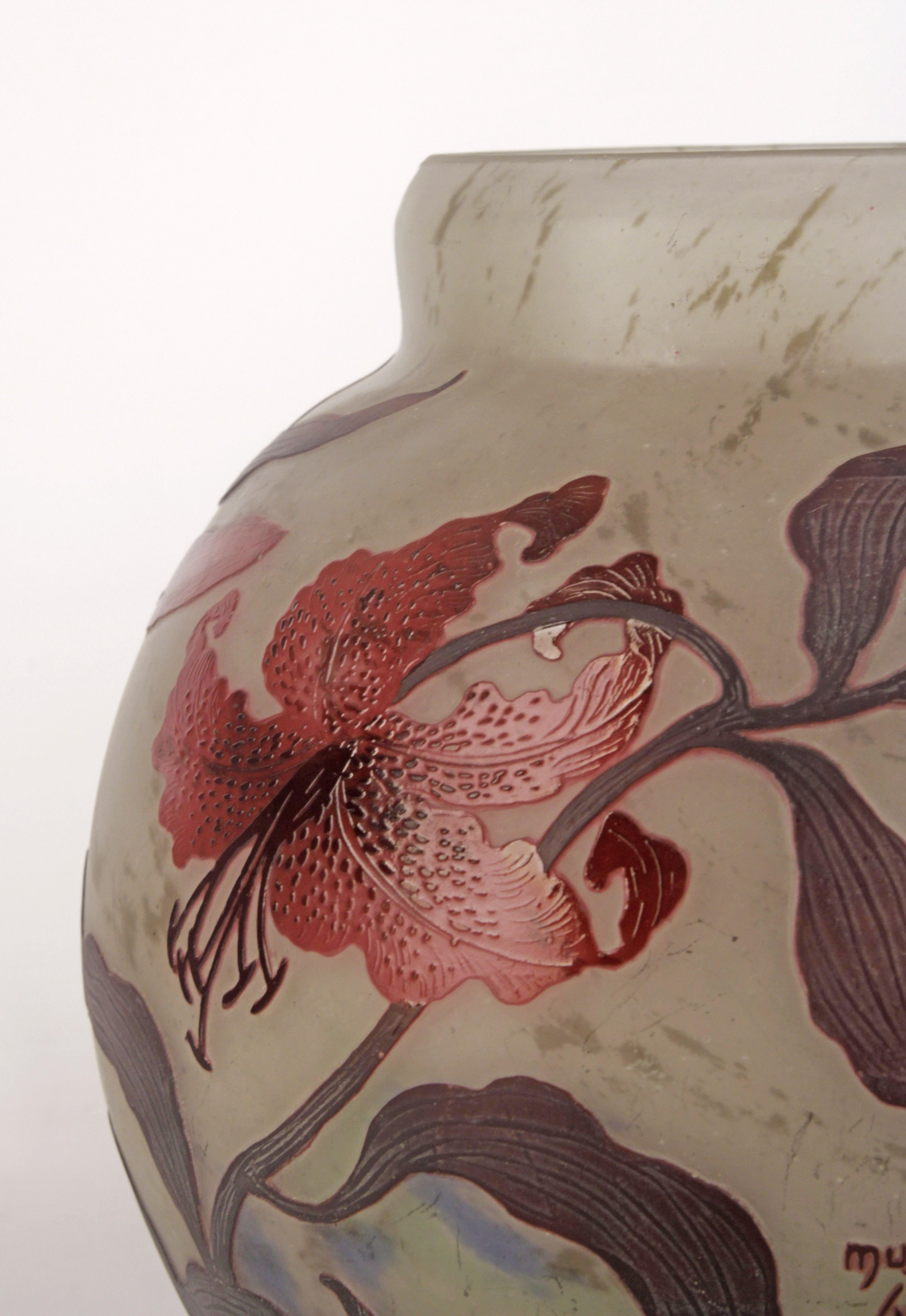 Vase en verre de Müller Frères avec un motif de fleurs. Technique du camée Art nouveau. Le vase est en excellent état et ne présente aucune restauration. circa 1910 Origine France. Couleurs : pigments blancs, rouges et quelques bleus clairs.
Nous