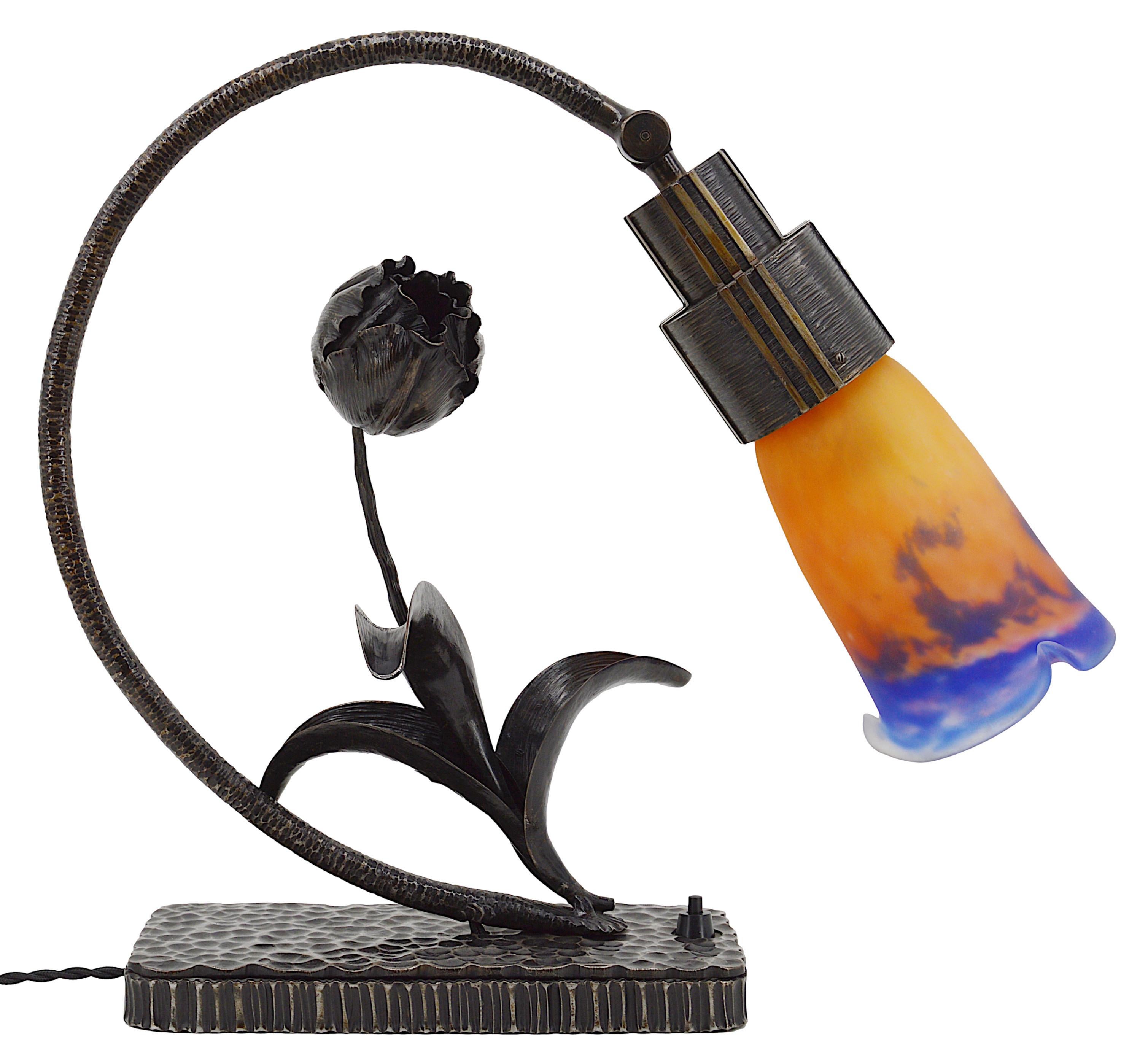 Lámpara francesa de sobremesa Art Decó de MULLER Freres (Luneville) y G.MARCHAND, Francia, finales de la década de 1910. Tulipa de cristal moteado de Muller Freres, estirada con la herramienta, se aplican polvos entre dos capas, que se presenta