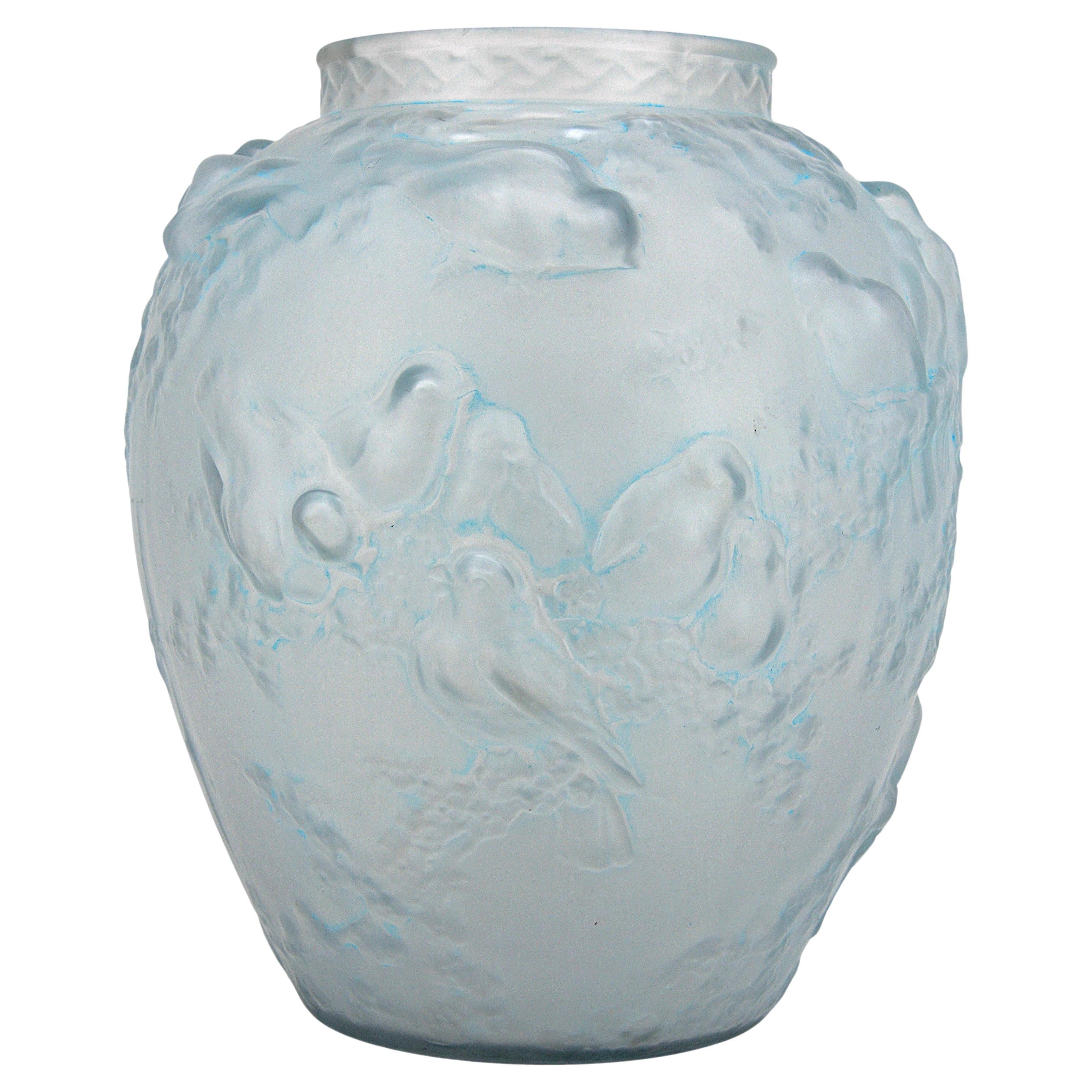 Large frosted glass vase by Muller Frères (Luneville), France, ca.1925. 21 sparrows in trees. Slight blue patina in places to accentuate the reliefs. Measures: Height : 11.1