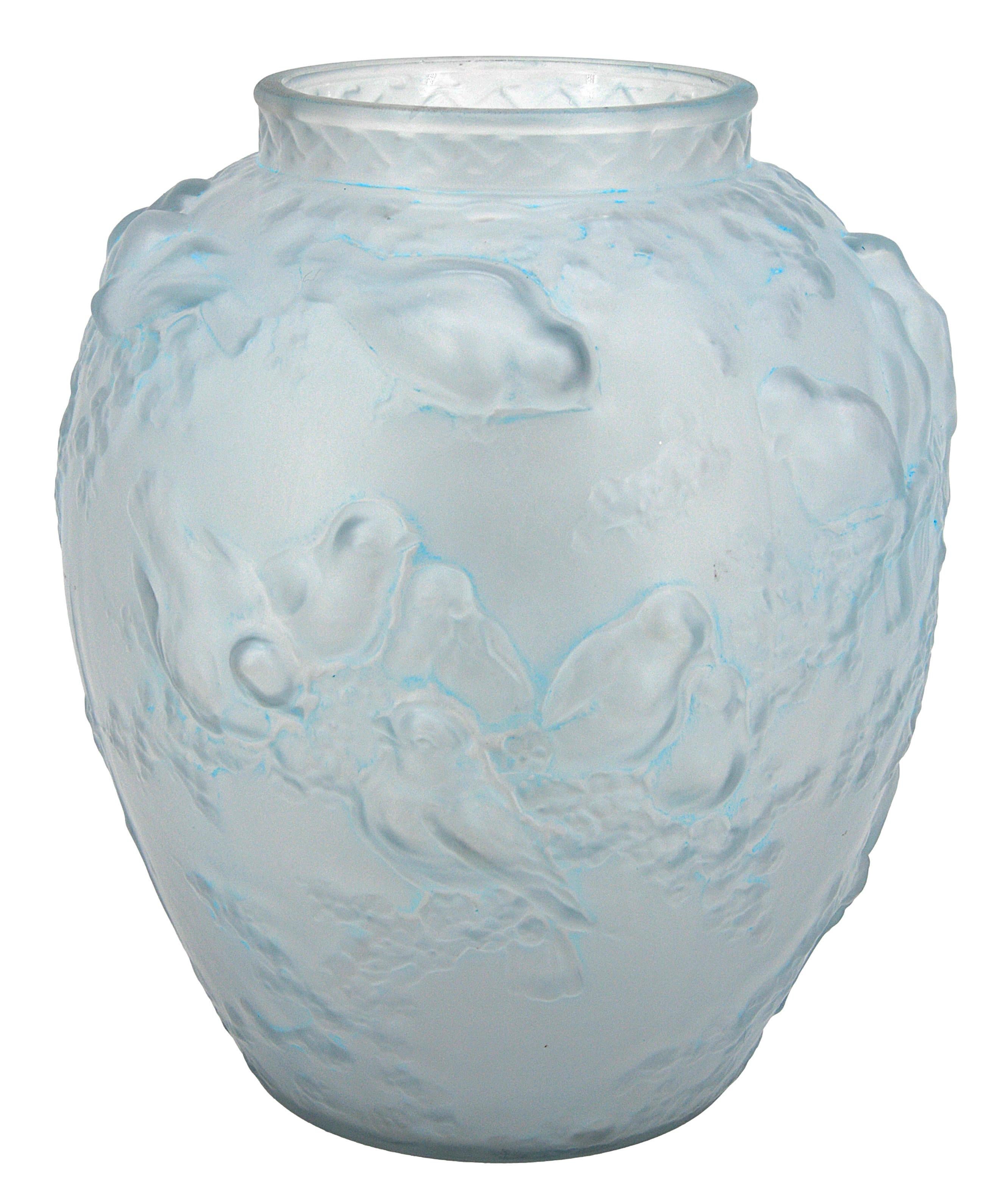 Large frosted glass vase by Muller Frères (Luneville), France, ca.1925. 21 sparrows in trees. Slight blue patina in places to accentuate the reliefs. Measures: Height : 11.1
