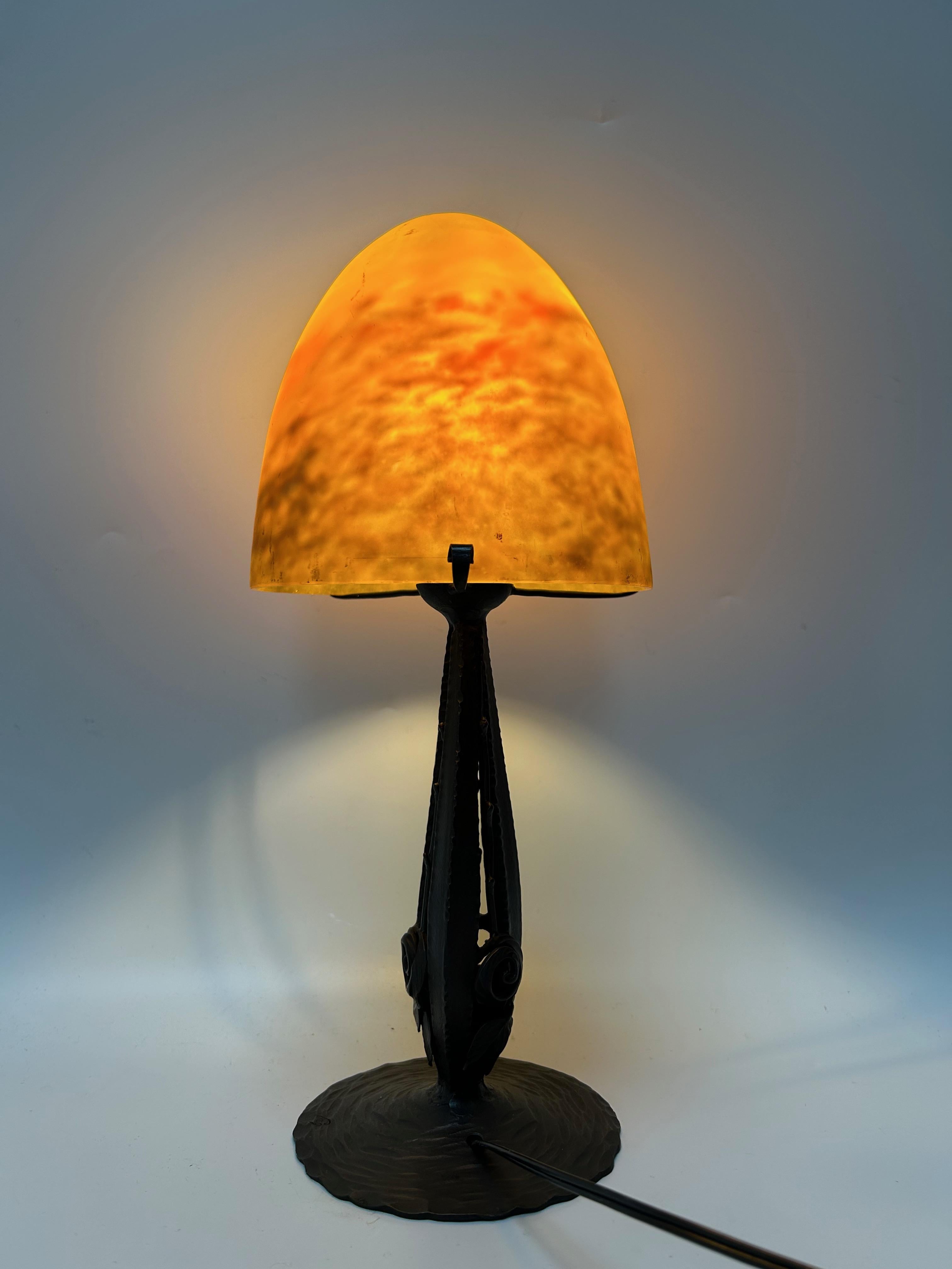 Lampe art déco Muller Frères circa 1925.
Base en fer forgé estampillée Fag.
Coquille en pâte de verre signée Muller Frères Luneville.
Electrifié et en parfait état.

Hauteur totale : 35 cm
Diamètre de la coquille : 15.2 cm
Base : 12,5 cm
Poids : 1