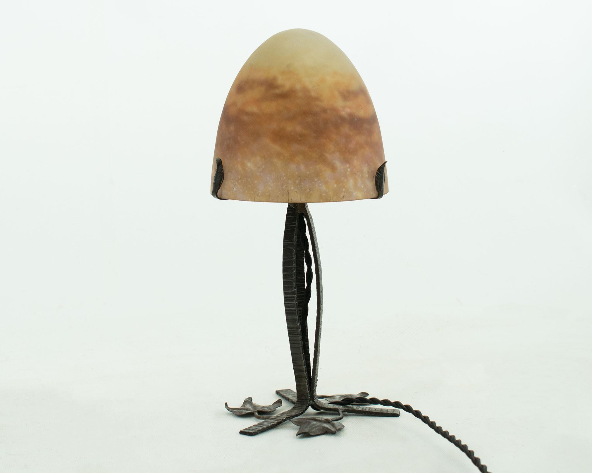 French MULLER FRERES, Lunéville, Art Nouveau table lamp in marbled glass. For Sale