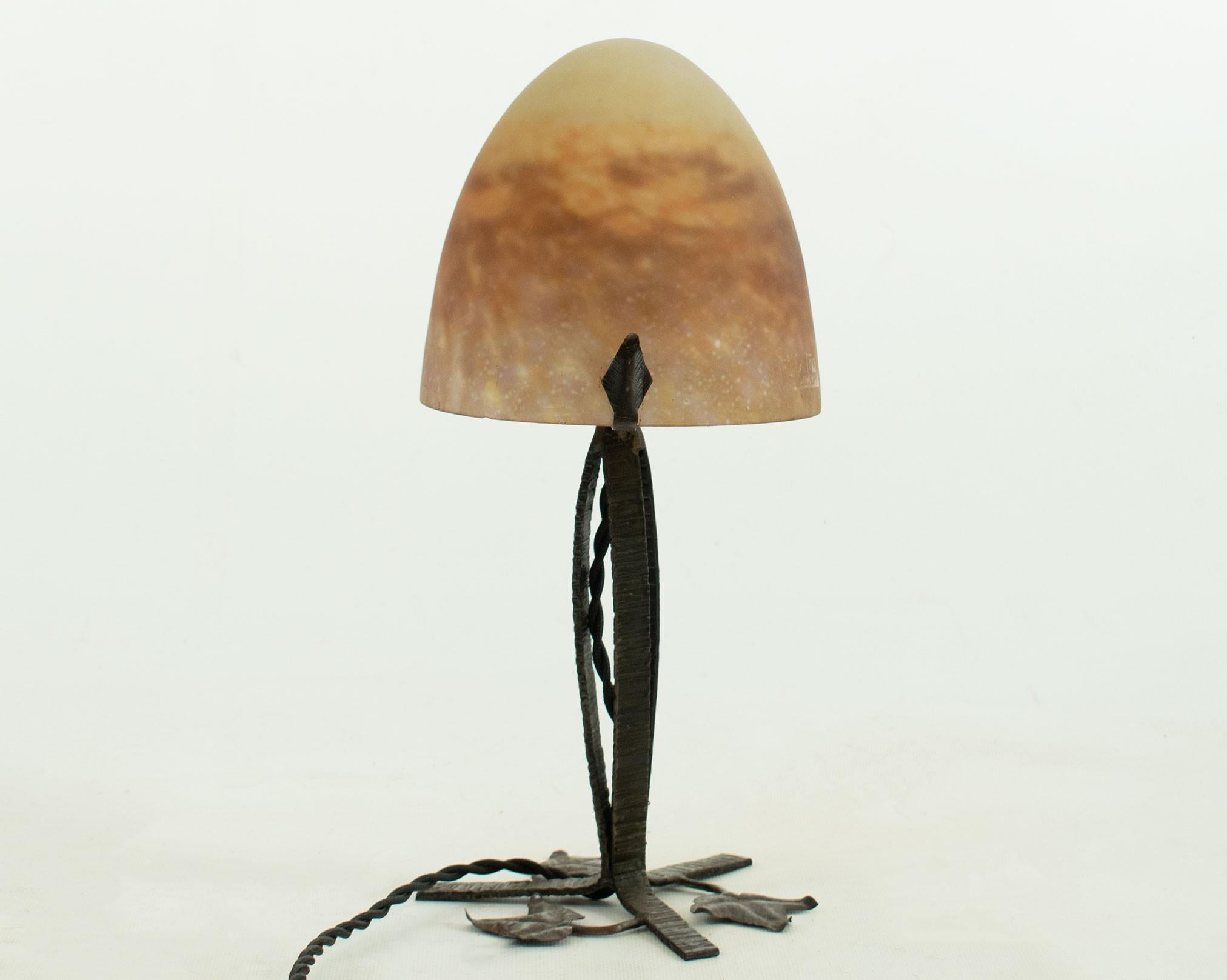 20th Century MULLER FRERES, Lunéville, Art Nouveau table lamp in marbled glass. For Sale