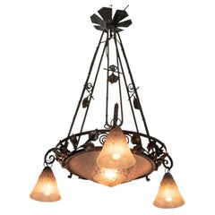 Lustre Art déco en fer forgé et verre dépoli rose, signé Muller Frères Lunéville