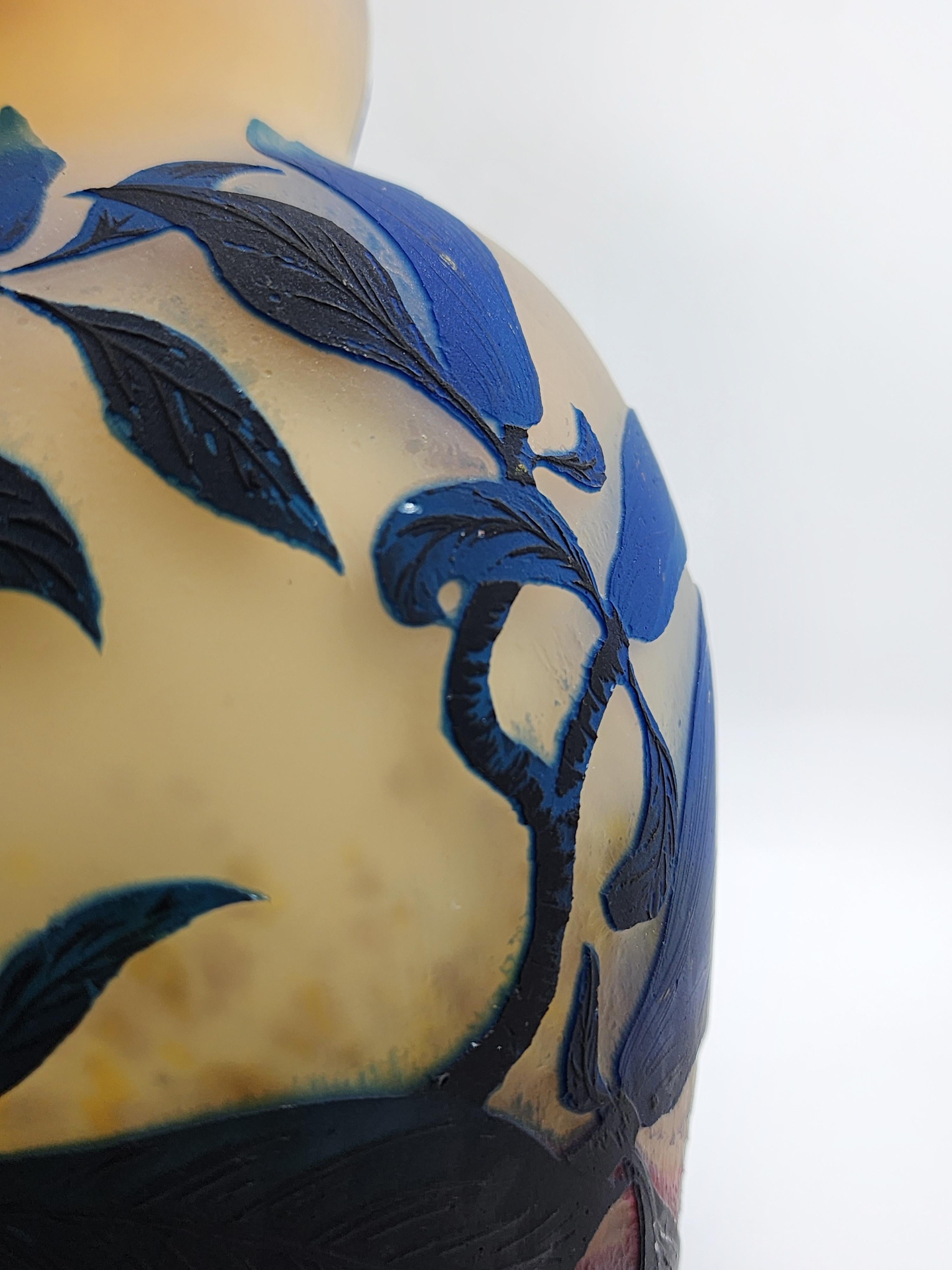 20ième siècle Vase en verre taillé 