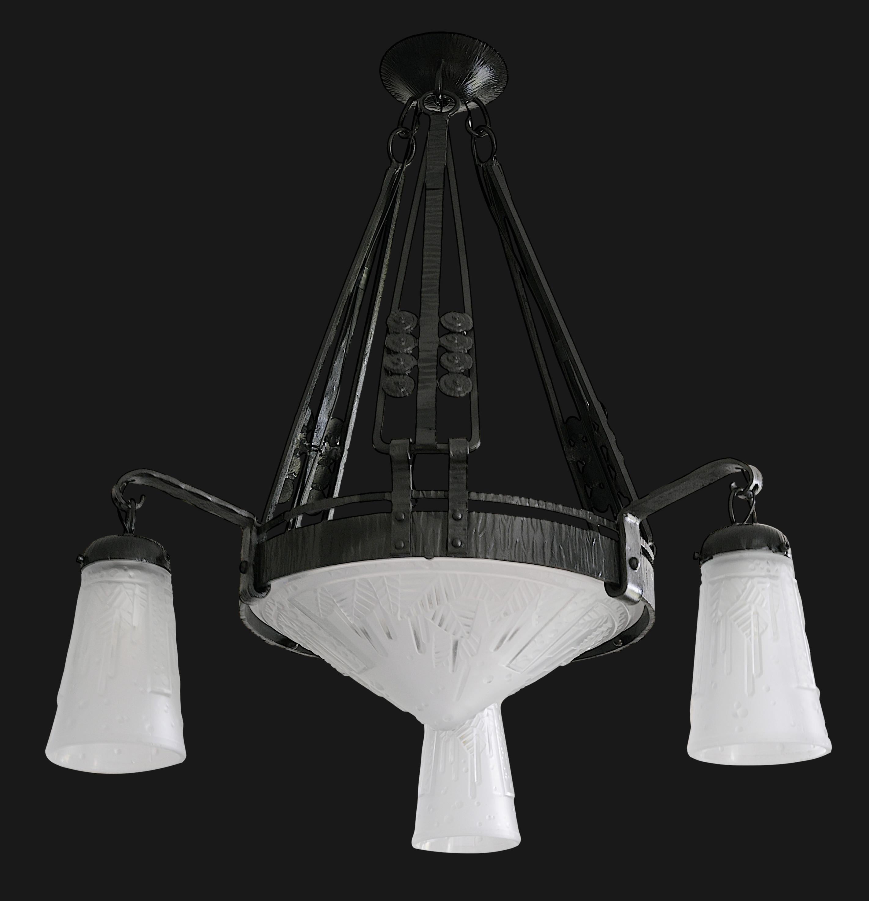 Lampadario francese Art Déco di MULLER FRERES (Luneville) e Marcel Vasseur, Francia, 1920 circa. Paralumi in vetro smerigliato di Muller Freres dalla definizione nitida. Superbo apparecchio in ferro battuto di Marcel Vasseur. Altezza: 24.8