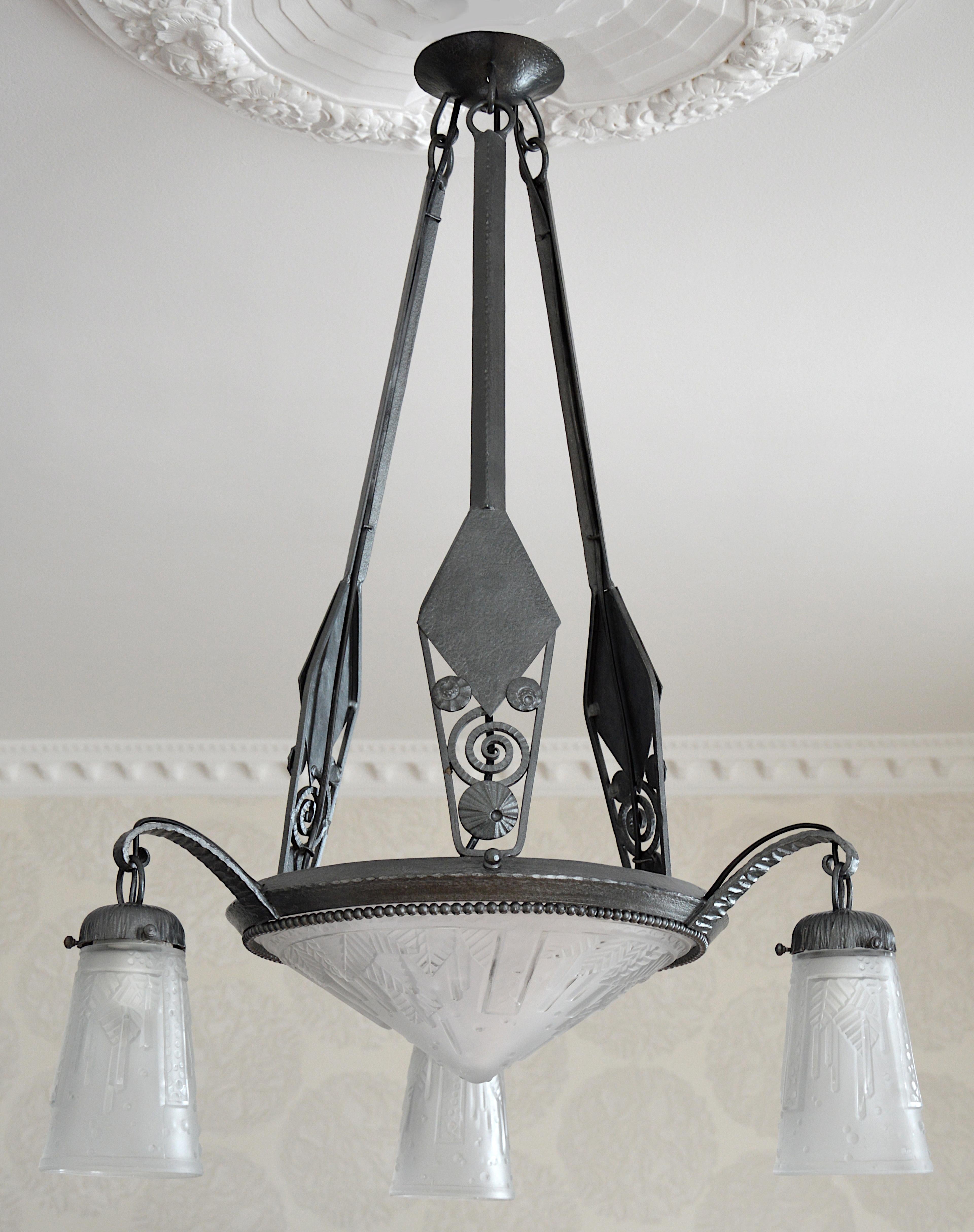 French Art Deco chandelier by Muller Freres (Lunéville, Marcel Vasseur (Paris) for Fag Ferronnerie d'Art des Galeries Lafayette, Atelier La Maîtrise, France, ca.1920. Sharply defined frosted glass shades by Muller freres. Superb wrought-iron fixture