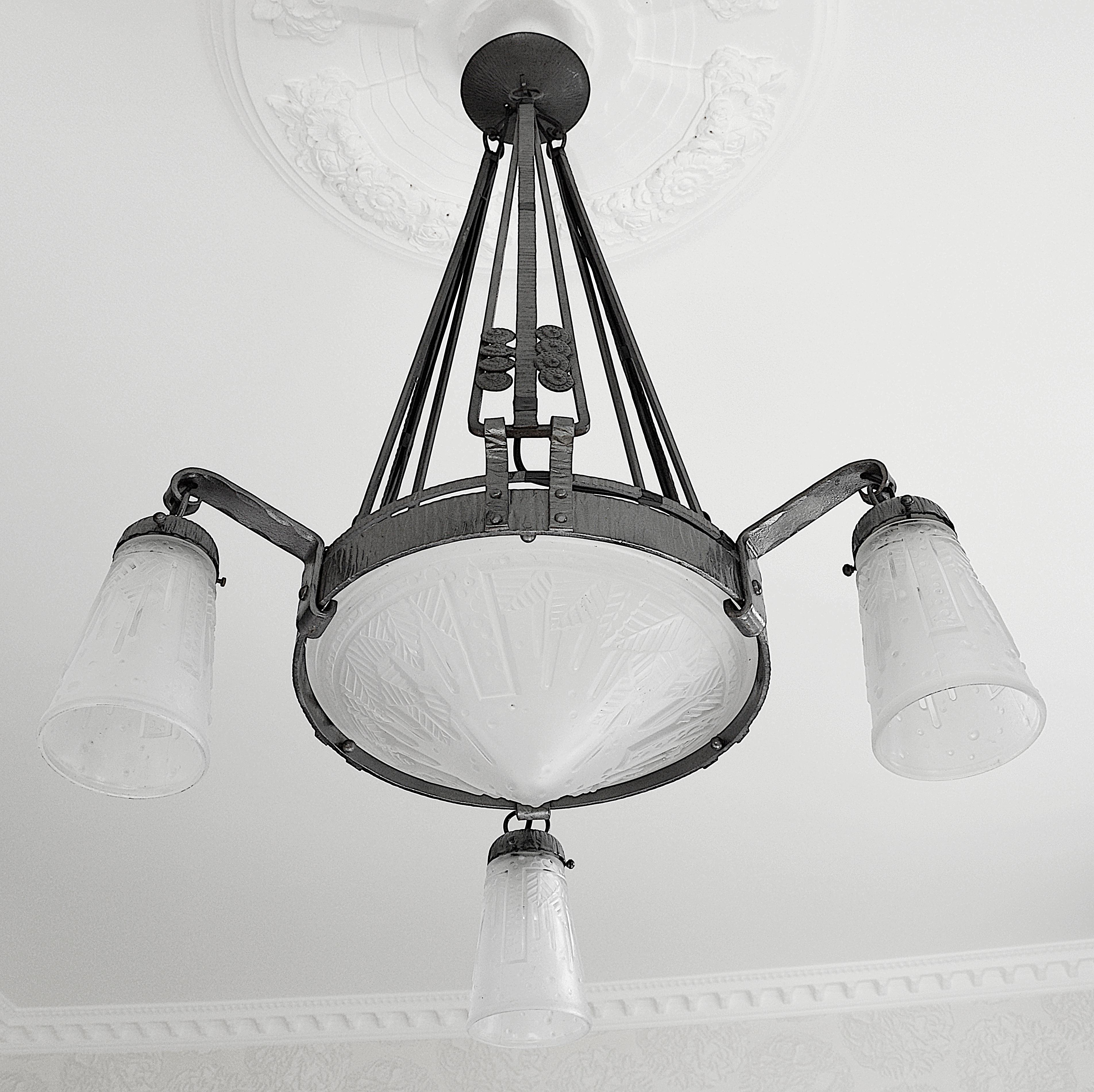 Early 20th Century Muller Freres / Marcel Vasseur Large French Art Deco Chandelier, circa 1925