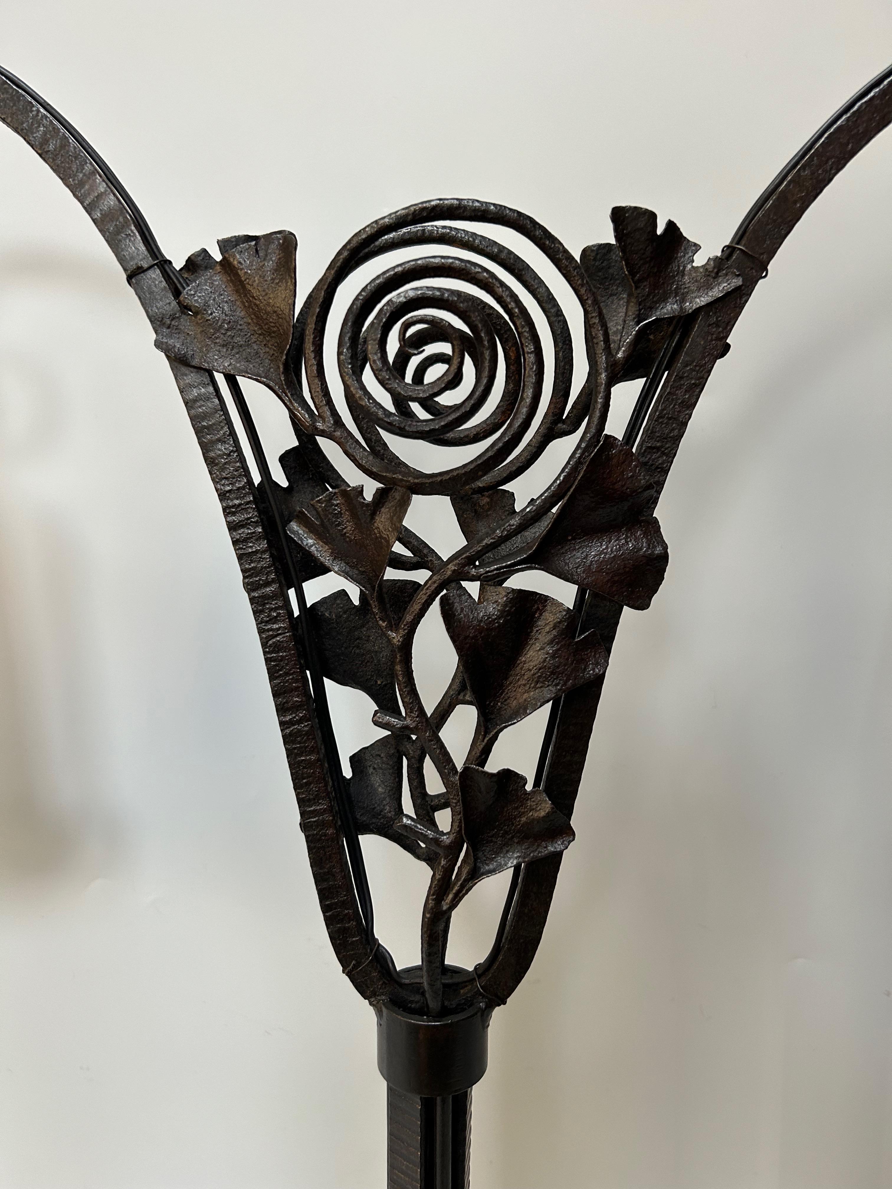 Grande lampada doppia a tulipano art déco del 1925 circa di Muller Frères.
Base in ferro battuto decorata con foglie di ginjo biloba.
Tulipani in pasta di vetro firmati Muller Frères Luneville.
Elettrificato e in perfette condizioni.

Altezza