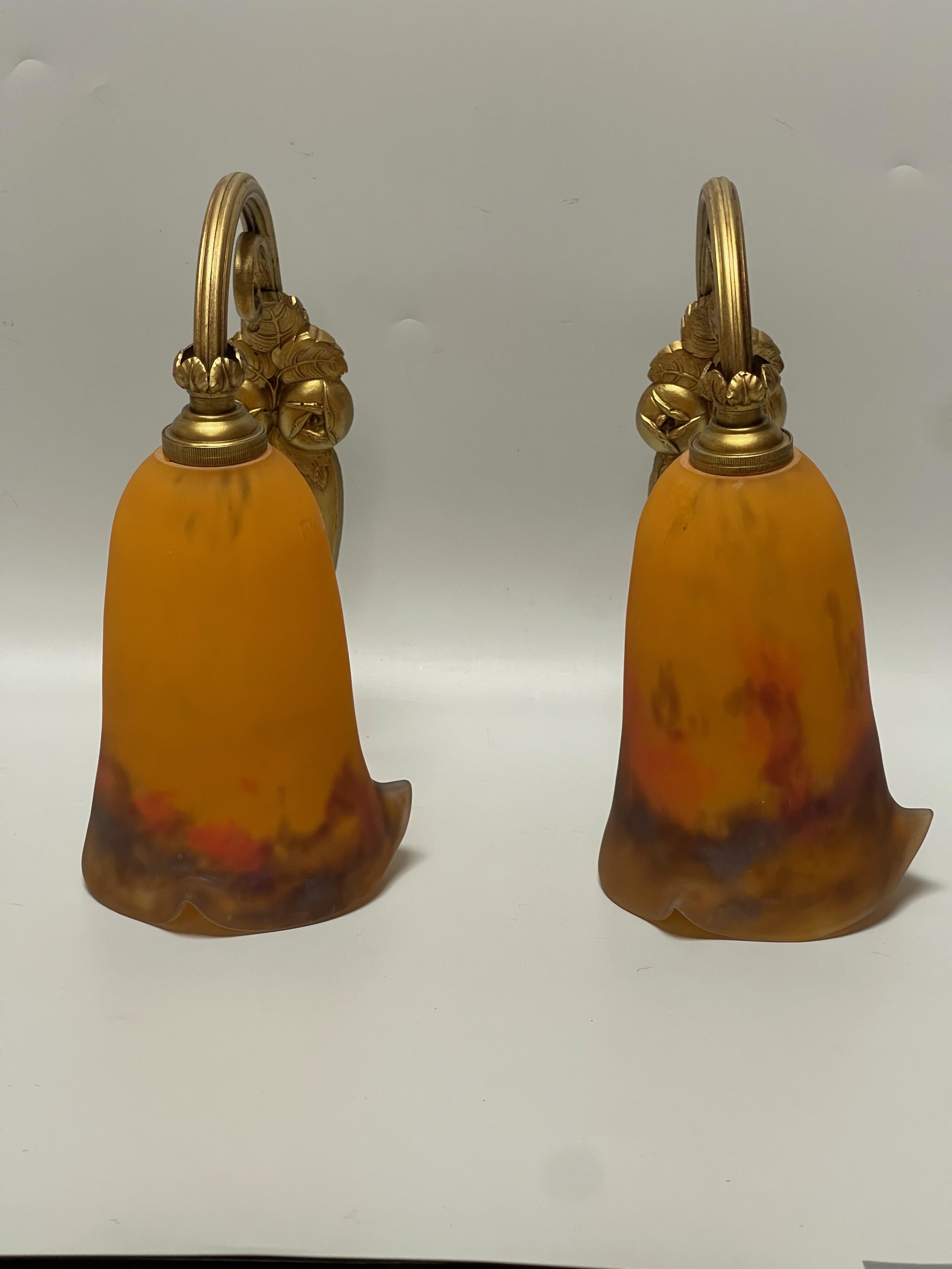 Coppia di applique in bronzo dorato con decorazione floreale, circa 1925.
Tulipani in pasta di vetro firmati Muller Frères.
In perfette condizioni, elettrificato, presa B22.

Altezza: 25 cm
Larghezza: 11 cm
Profondità: 19 cm
Peso: 1.2 kg

I fratelli
