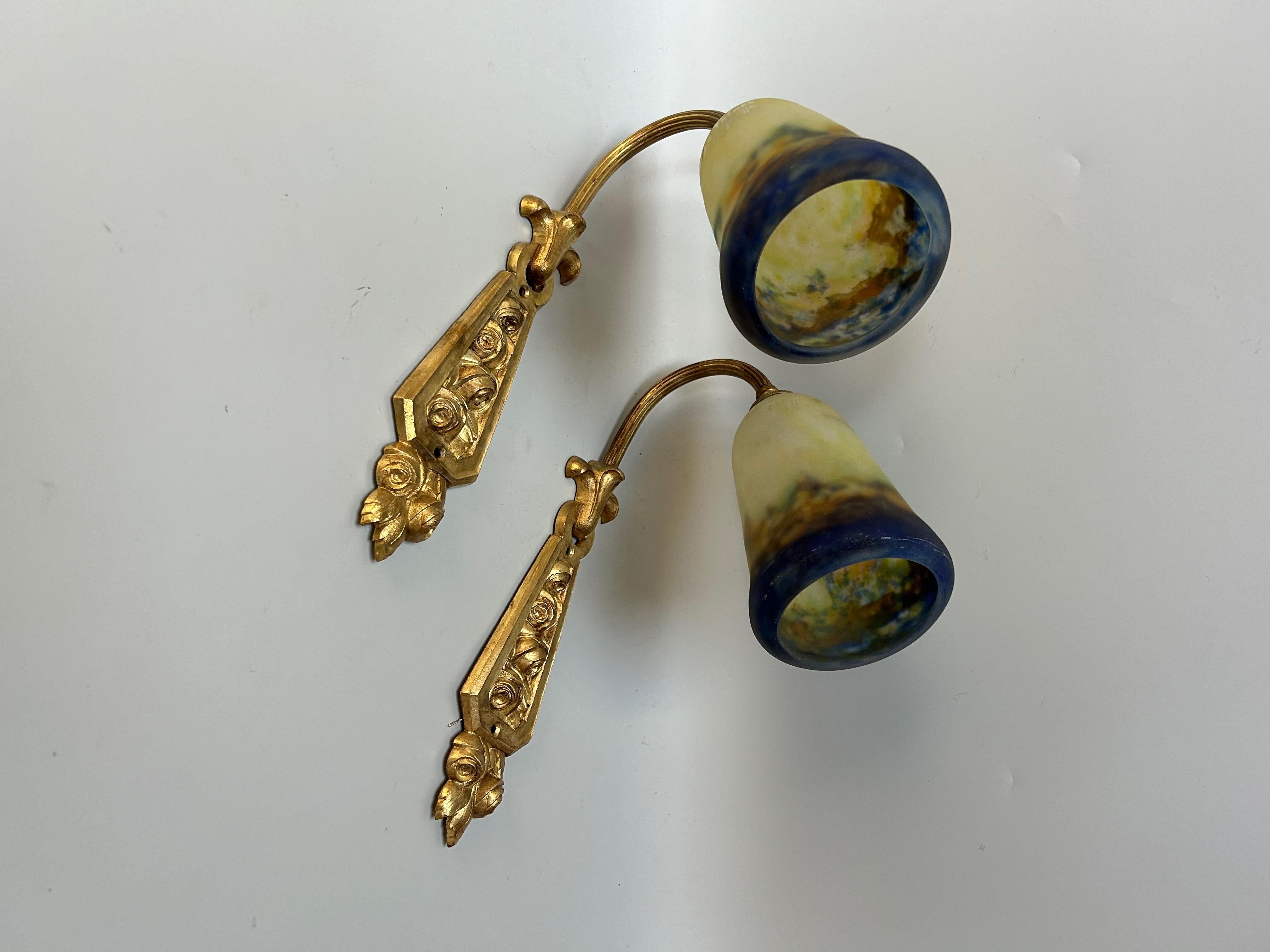 Coppia di applique Muller Frères del 1925 circa.
Montatura in bronzo dorato.
Tulipani in pasta di vetro, firmati Muller Frères Luneville.
Elettrificato e in perfette condizioni.

Altezza totale: 30 cm
Larghezza: 10 cm
Profondità: 22 cm
Peso: 1.4