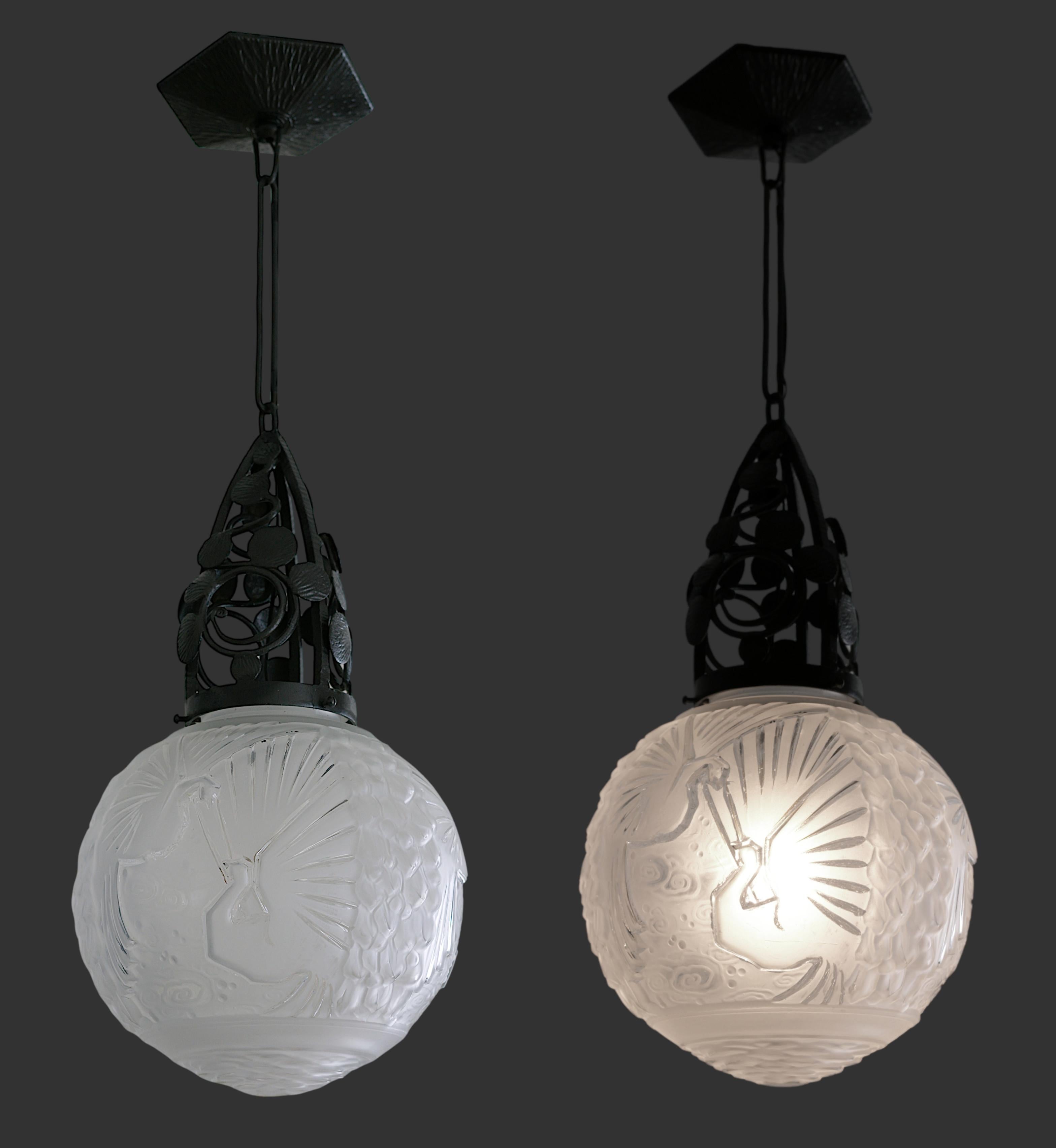 Coppia di pendenti o semi-flush francesi Art Déco di Muller Frères & Marcel Vasseur, Francia, 1920 circa.

Una raffinata coppia di lampade Art Déco francesi che combina la celebre lavorazione del vetro di Muller Frères (Lunéville) con l'elegante