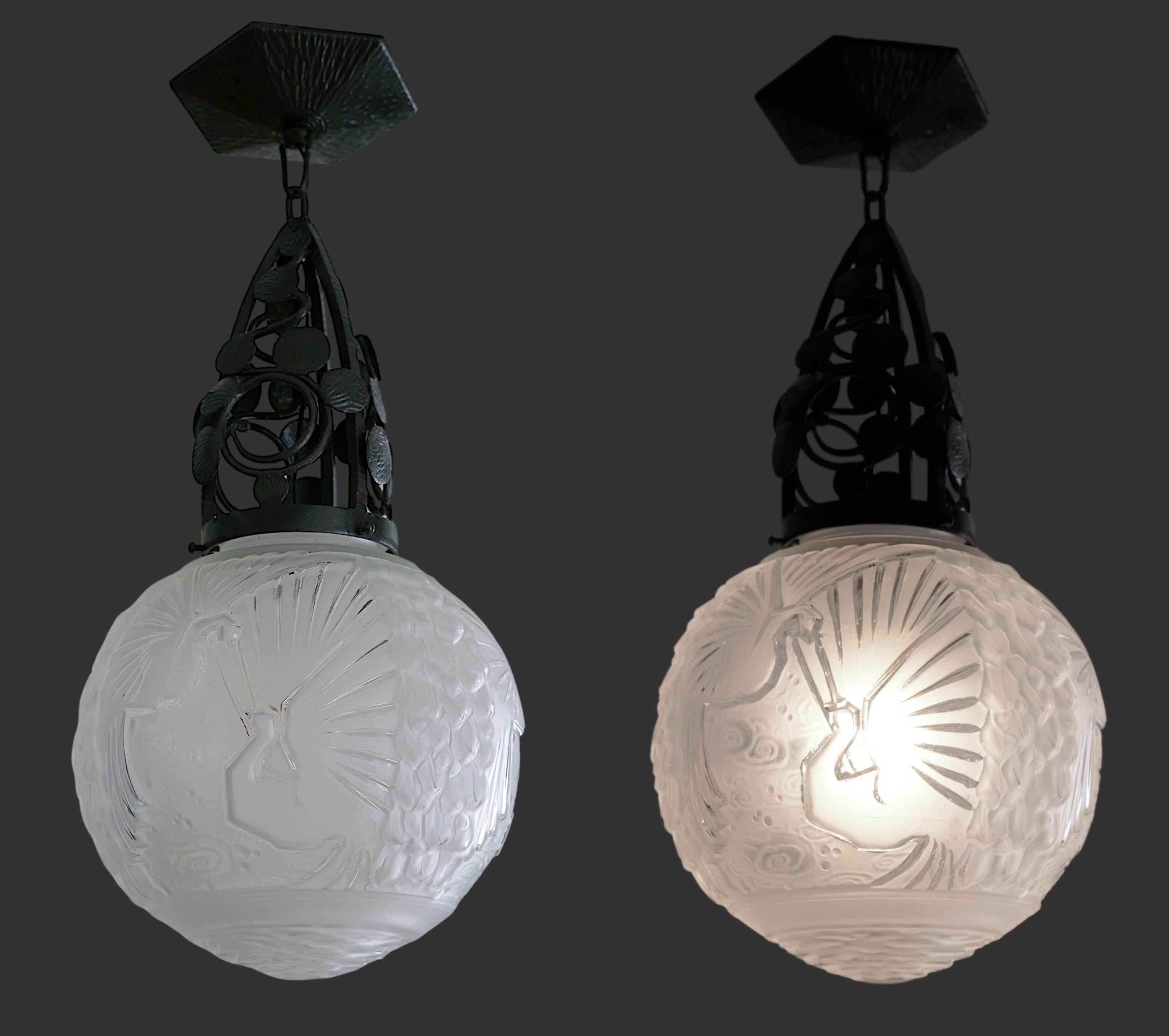 Francese MULLER FRER Coppia di lampadari a sospensione Art Deco francesi a semi-liquido 1920 in vendita