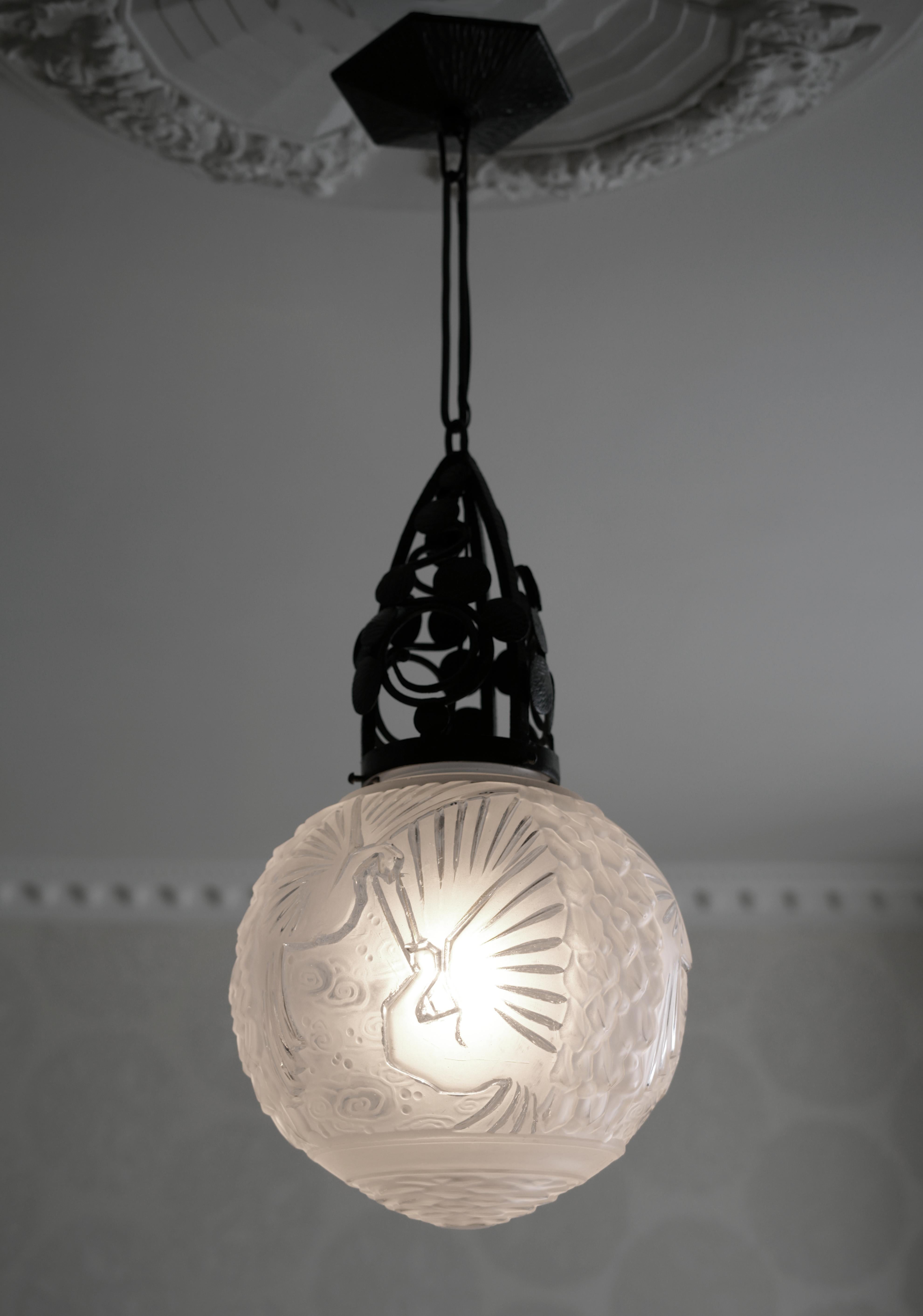 Satinato MULLER FRER Coppia di lampadari a sospensione Art Deco francesi a semi-liquido 1920 in vendita