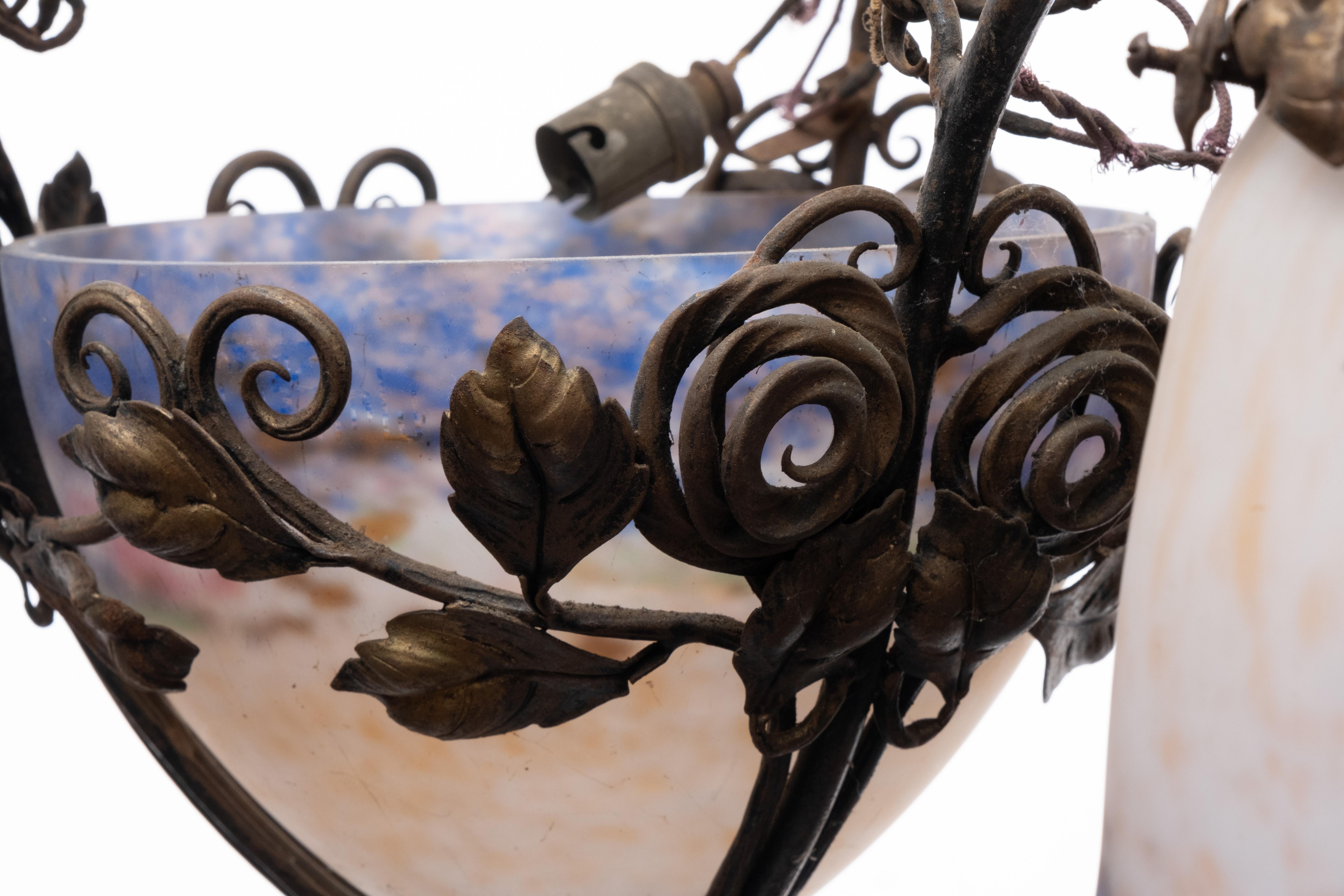 Art Nouveau Lampadario in vetro e ferro battuto a mano I. Muller Freres Pate De Verre in vendita