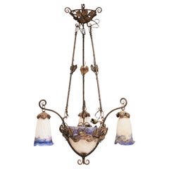 Lustre en verre et fer forgé à la main Iler Freres Pate De Verre